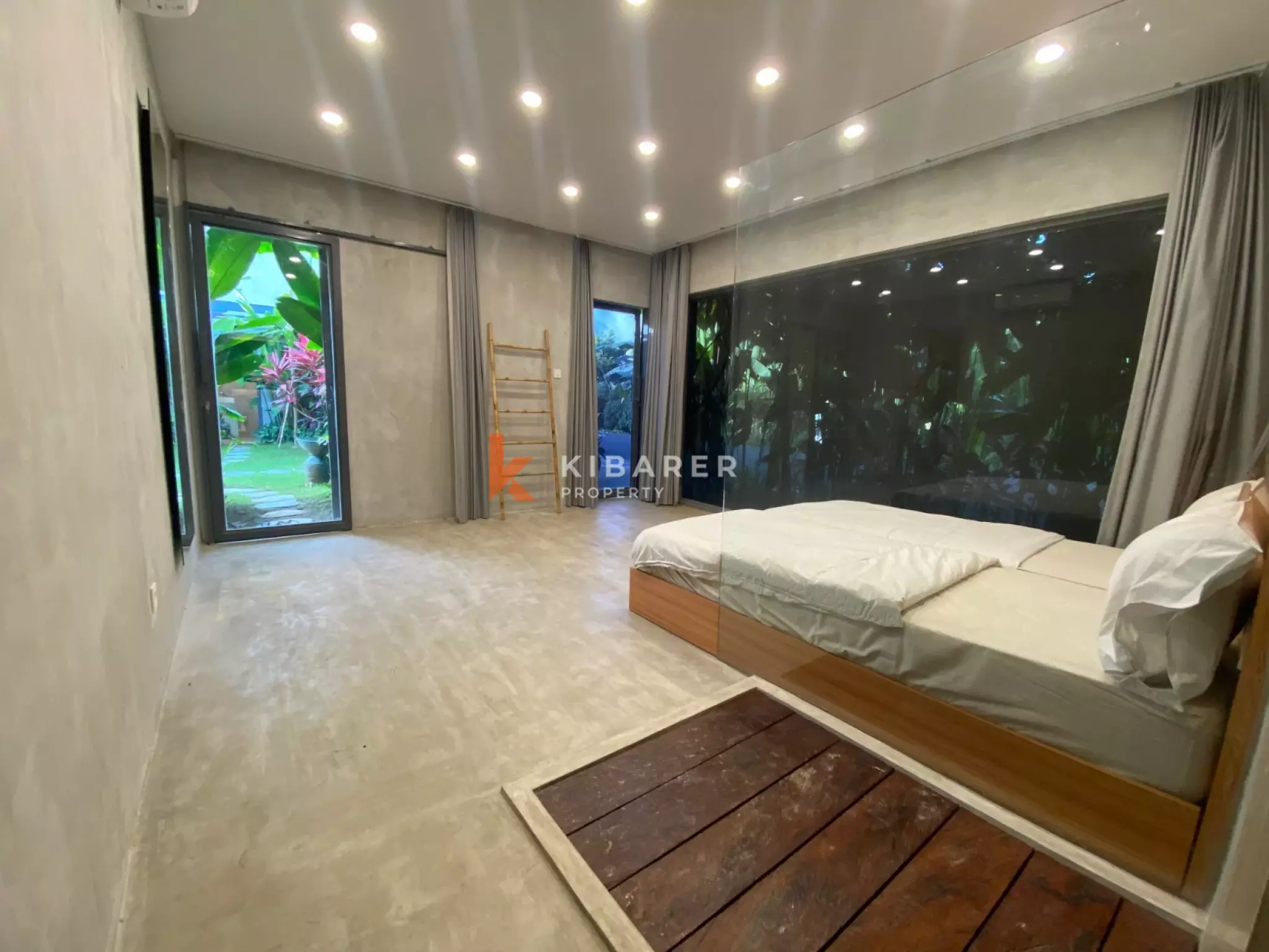 Spacious Six-Bedroom (four bedroom in main building plus two loft appartment) Villa with Ocean & Rice Field Views in Kedungu