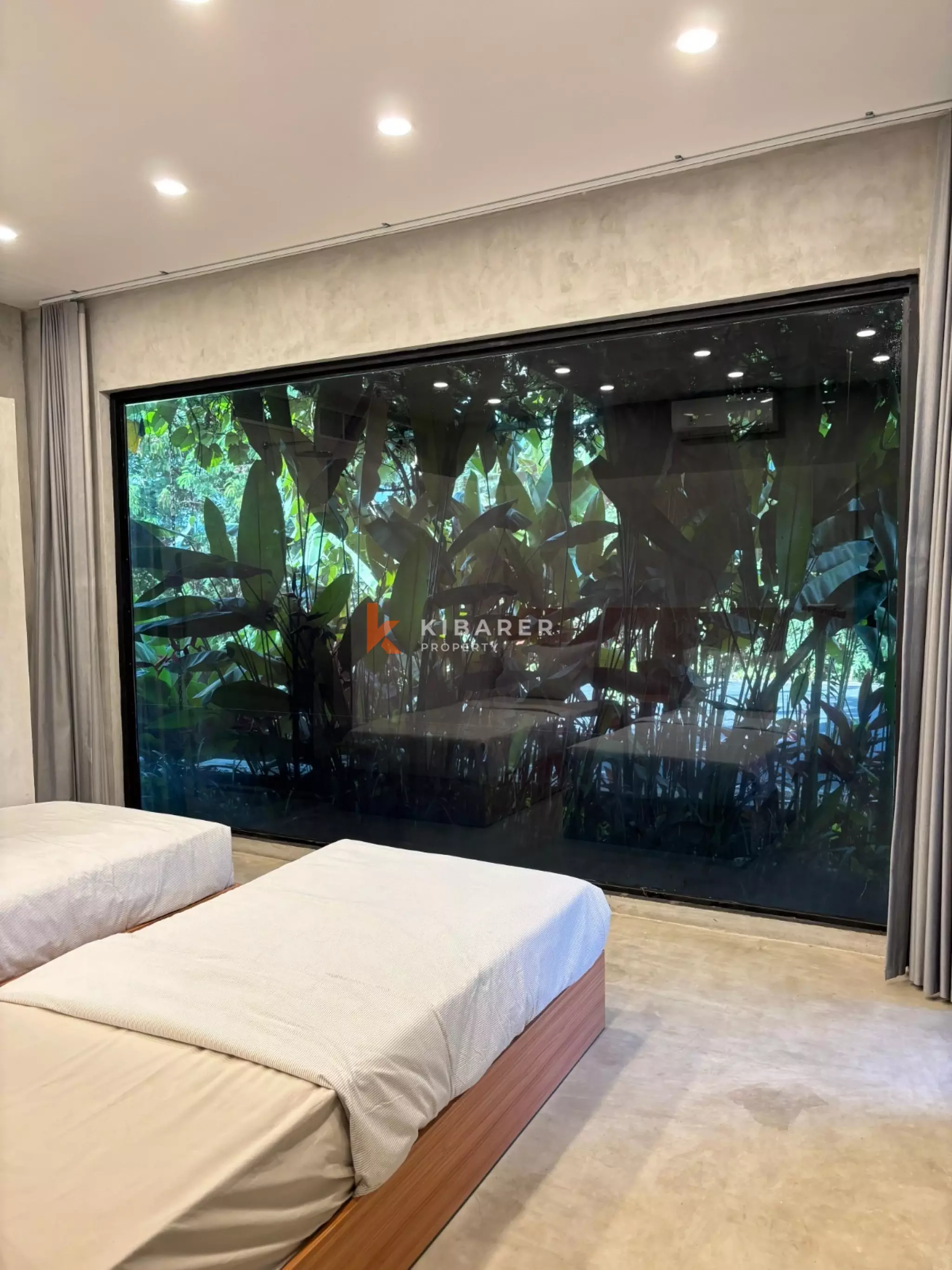 Spacious Six-Bedroom (four bedroom in main building plus two loft appartment) Villa with Ocean & Rice Field Views in Kedungu