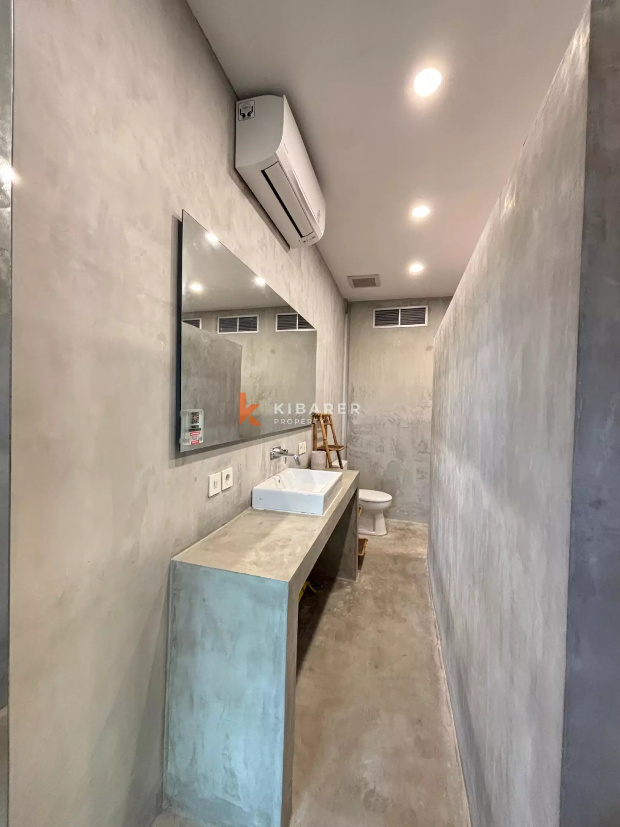 Spacious Six-Bedroom (four bedroom in main building plus two loft appartment) Villa with Ocean & Rice Field Views in Kedungu