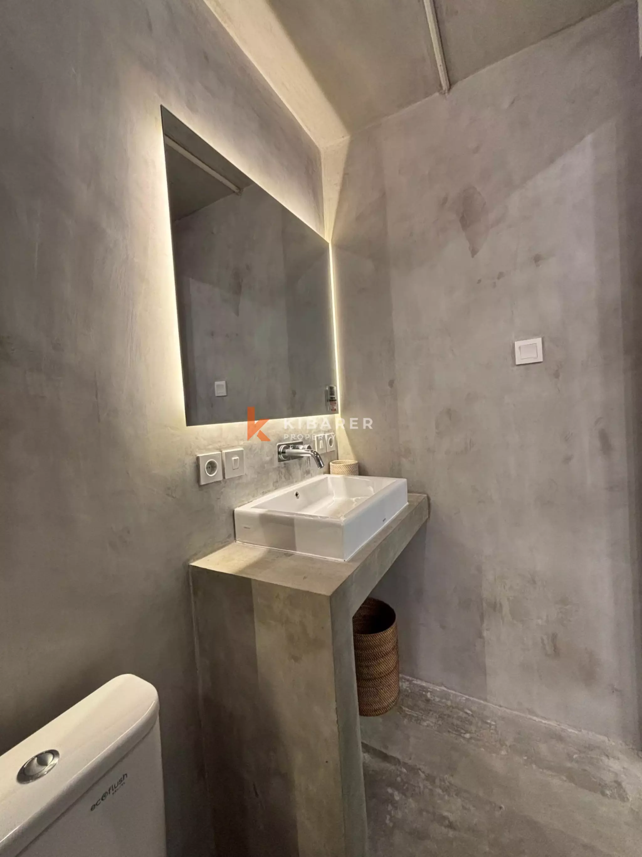 Spacious Six-Bedroom (four bedroom in main building plus two loft appartment) Villa with Ocean & Rice Field Views in Kedungu