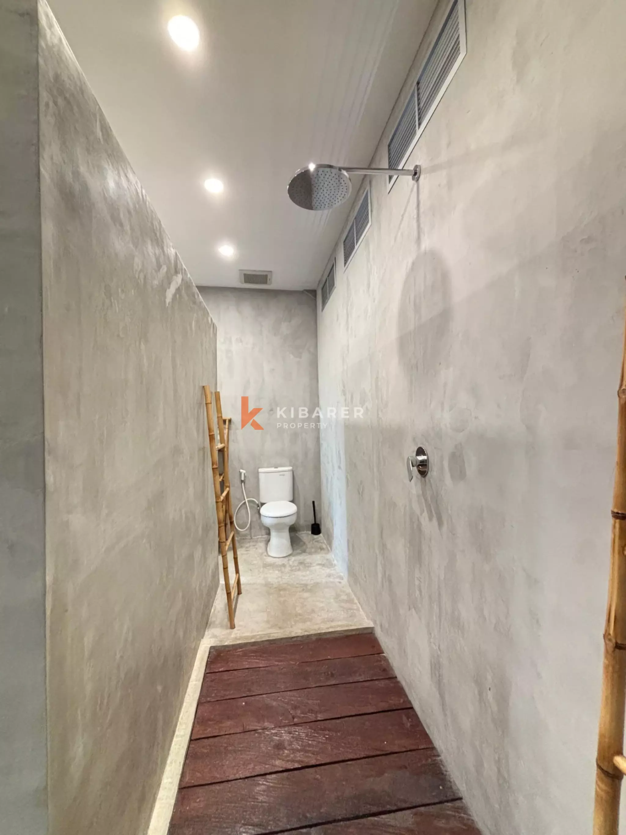 Spacious Six-Bedroom (four bedroom in main building plus two loft appartment) Villa with Ocean & Rice Field Views in Kedungu