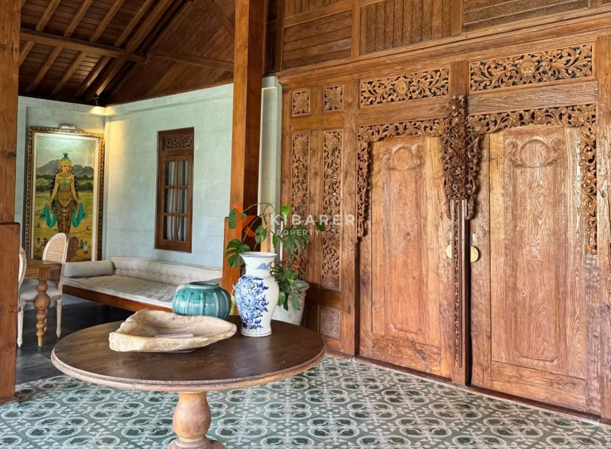 Villa Luas dengan Tiga Kamar Tidur, Kolam Renang Pribadi, dan Ruang Joglo Tertutup di Canggu
