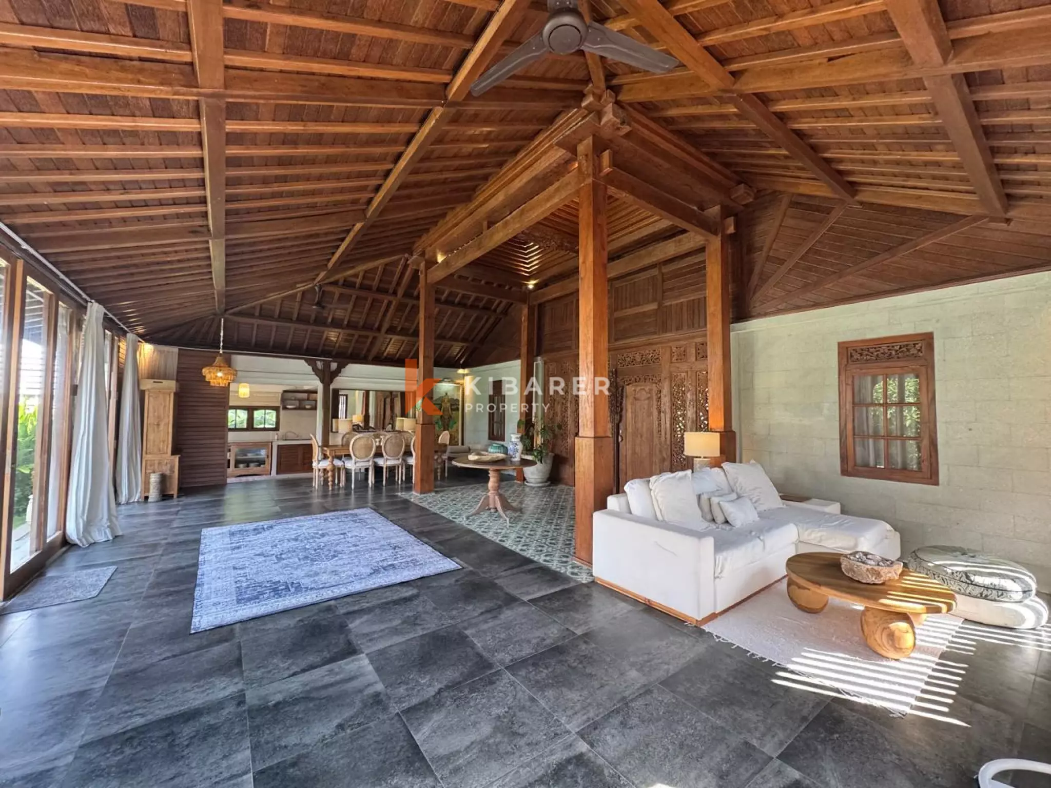 Villa Luas dengan Tiga Kamar Tidur, Kolam Renang Pribadi, dan Ruang Joglo Tertutup di Canggu