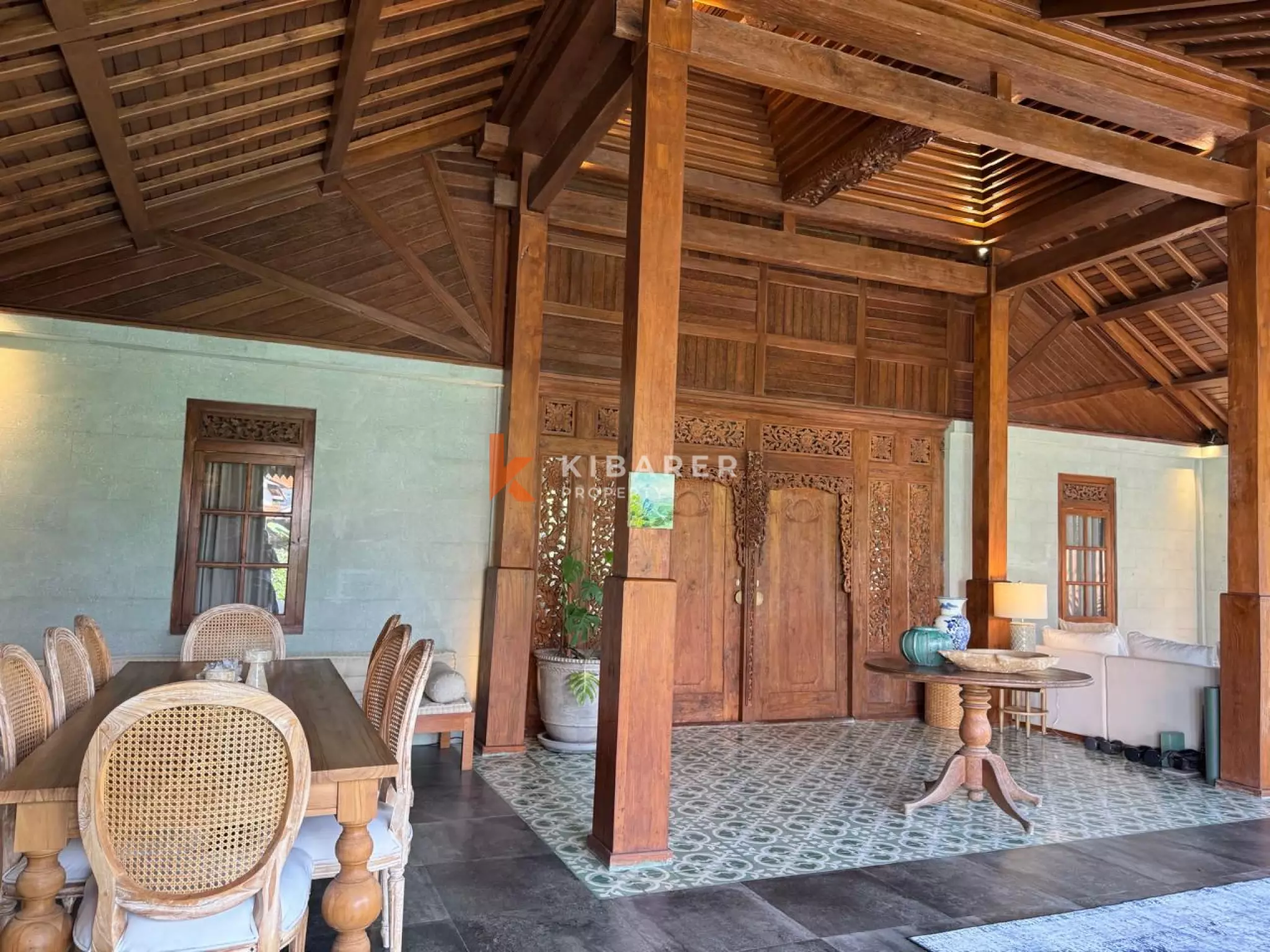Villa Luas dengan Tiga Kamar Tidur, Kolam Renang Pribadi, dan Ruang Joglo Tertutup di Canggu