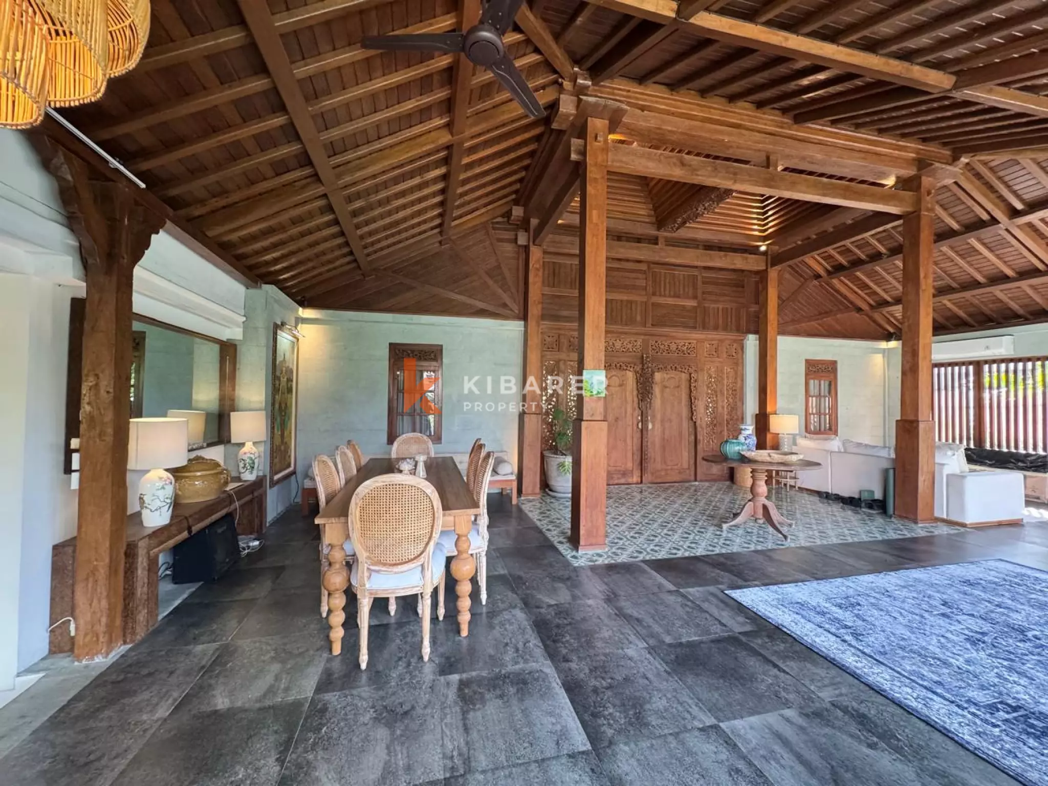 Villa Luas dengan Tiga Kamar Tidur, Kolam Renang Pribadi, dan Ruang Joglo Tertutup di Canggu
