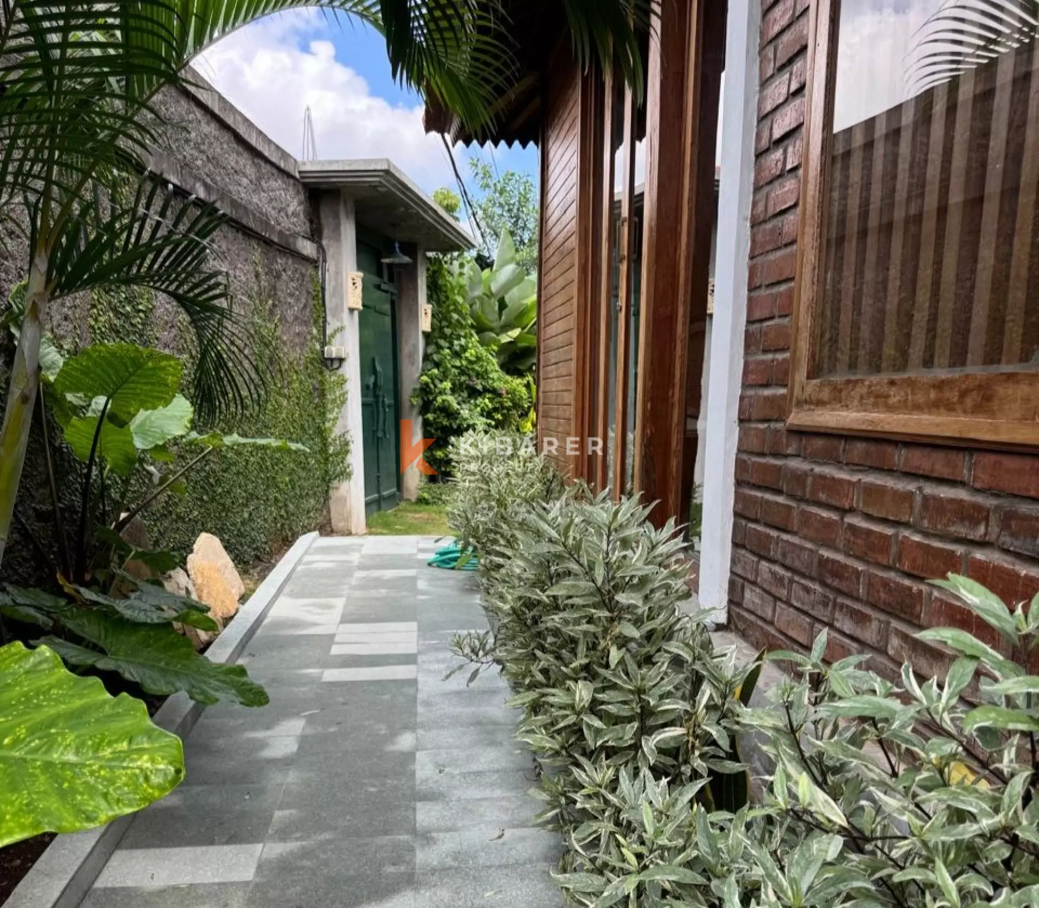 Villa Luas dengan Tiga Kamar Tidur, Kolam Renang Pribadi, dan Ruang Joglo Tertutup di Canggu