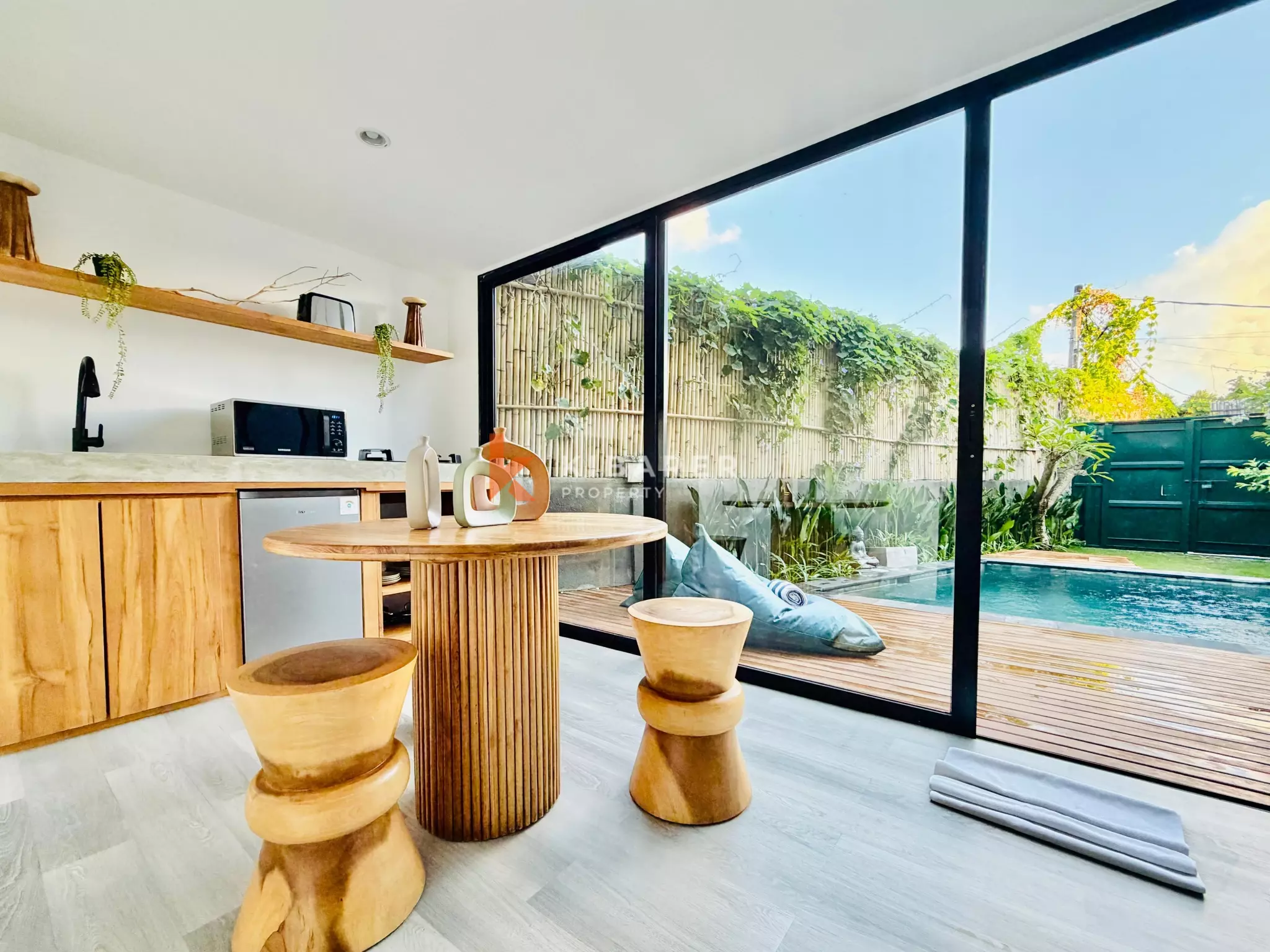 Villa Kontemporer Satu Kamar Tidur Bergaya Kontainer dengan Taman di Canggu