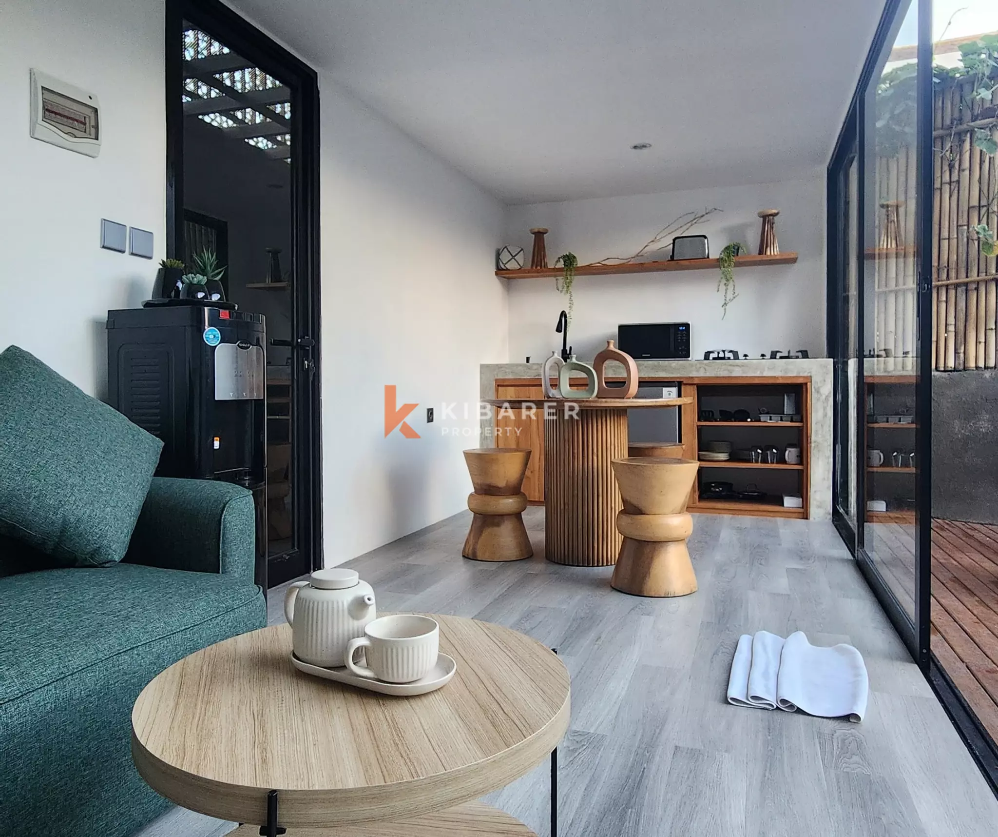Villa Kontemporer Satu Kamar Tidur Bergaya Kontainer dengan Taman di Canggu