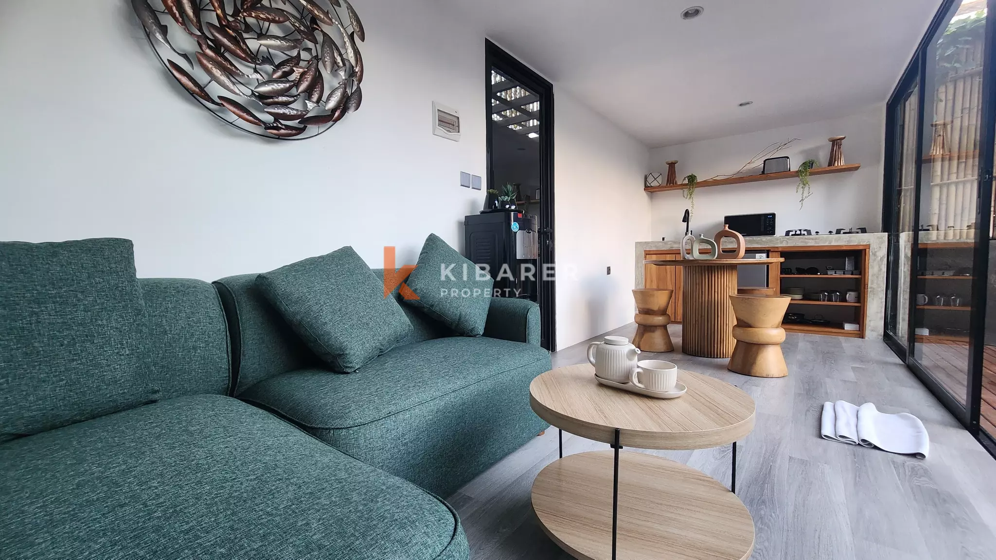 Villa Kontemporer Satu Kamar Tidur Bergaya Kontainer dengan Taman di Canggu
