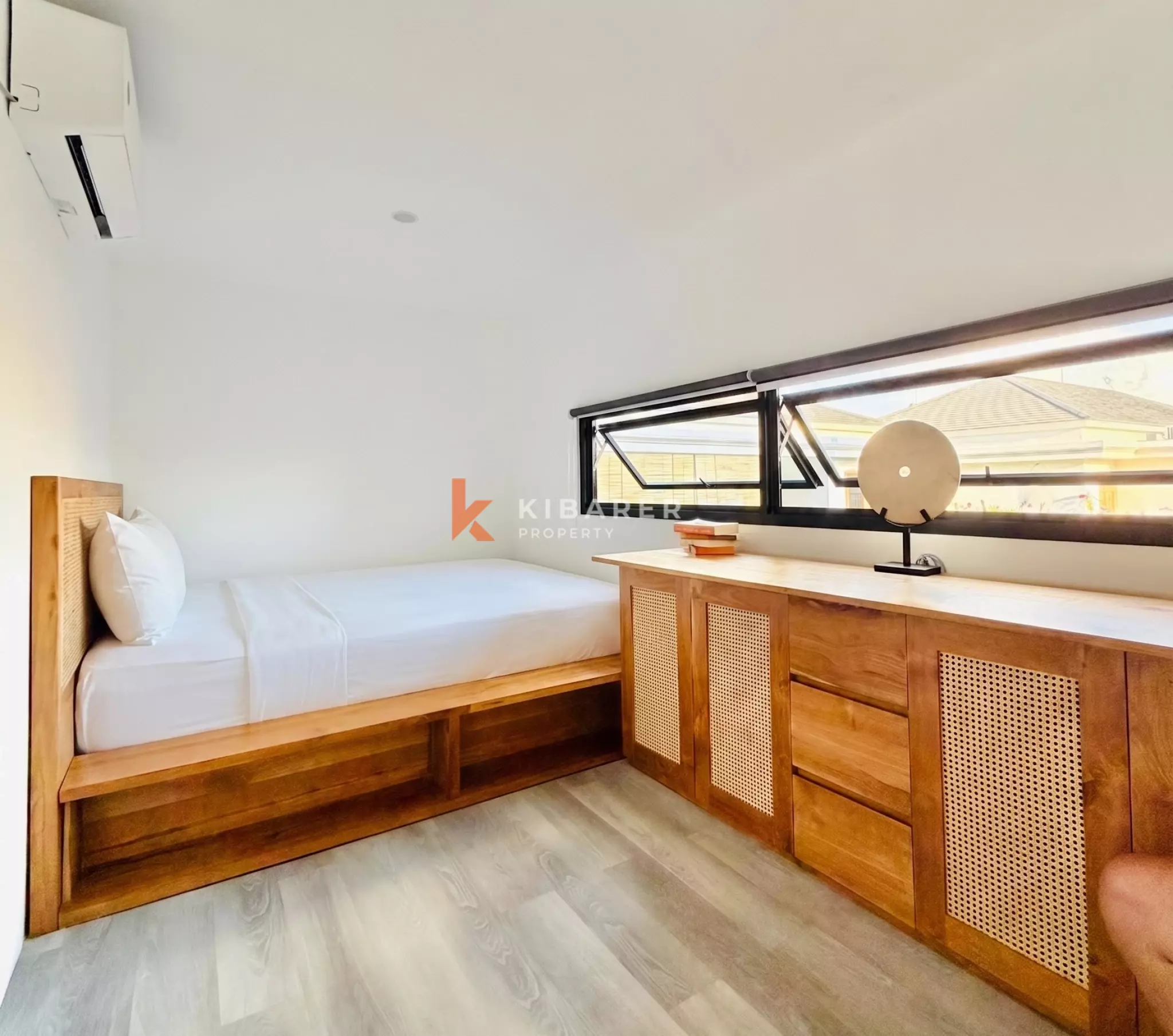 Villa Kontemporer Satu Kamar Tidur Bergaya Kontainer dengan Taman di Canggu