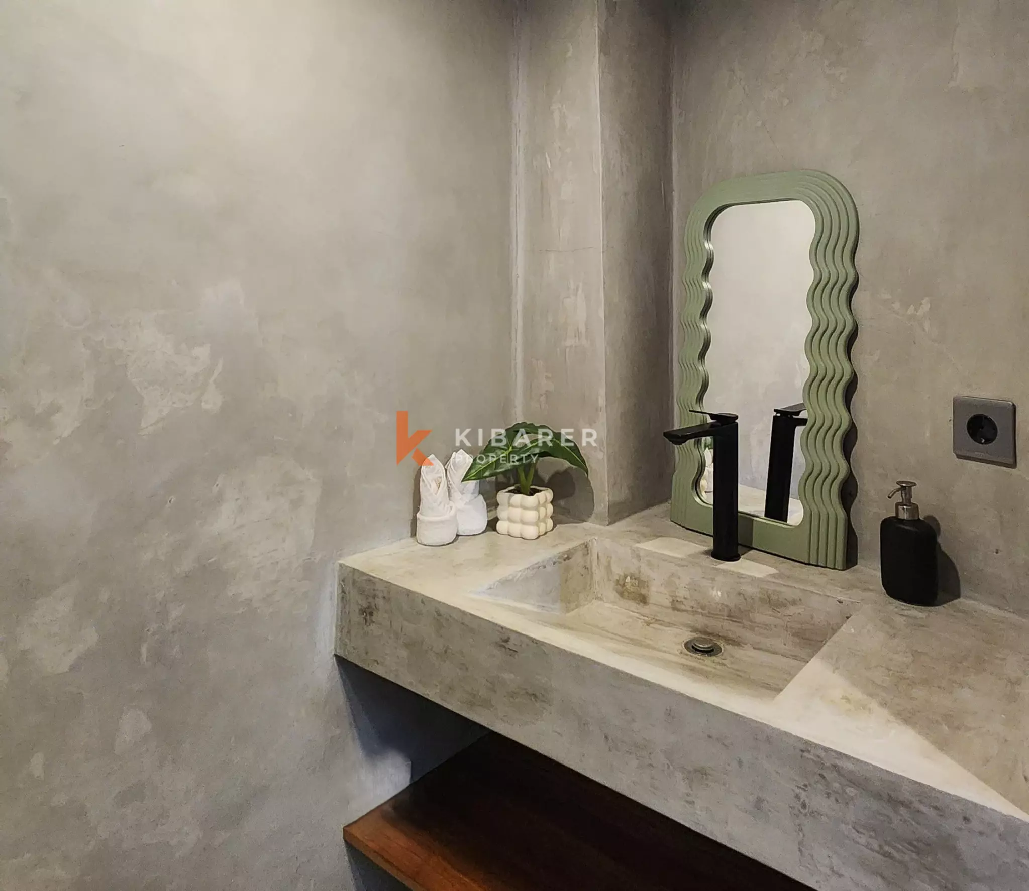 Villa Kontemporer Satu Kamar Tidur Bergaya Kontainer dengan Taman di Canggu