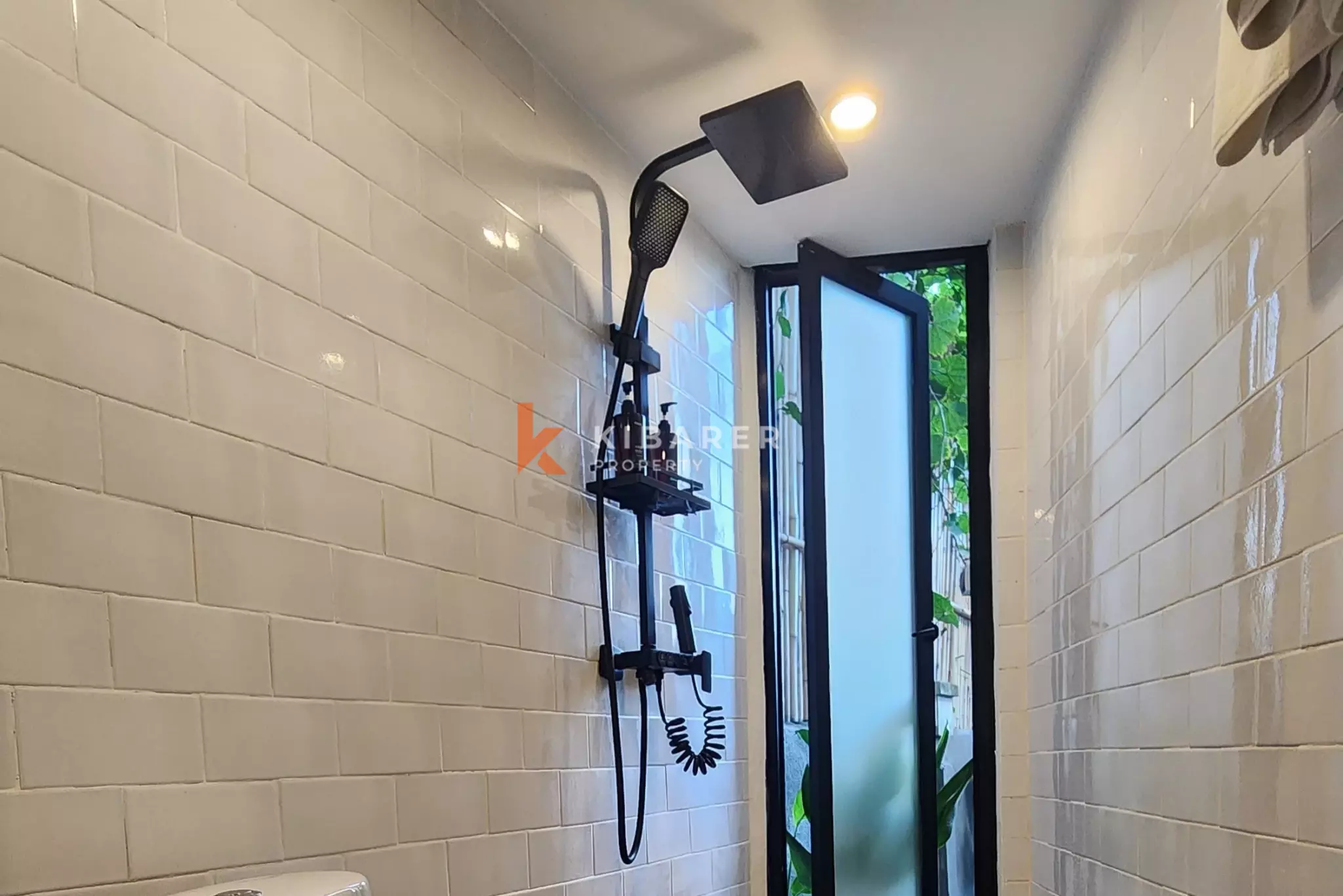 Villa Kontemporer Satu Kamar Tidur Bergaya Kontainer dengan Taman di Canggu