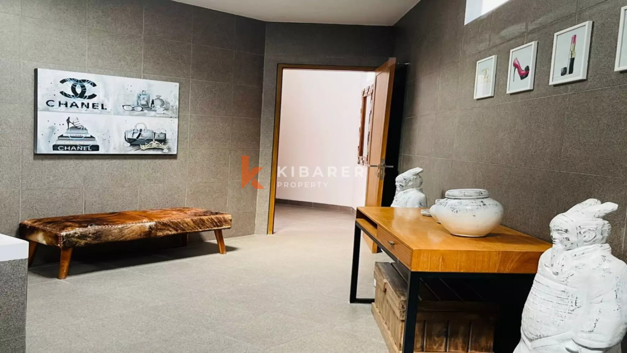 Incroyable villa ouverte de trois chambres récemment rénovée à Kerobokan
