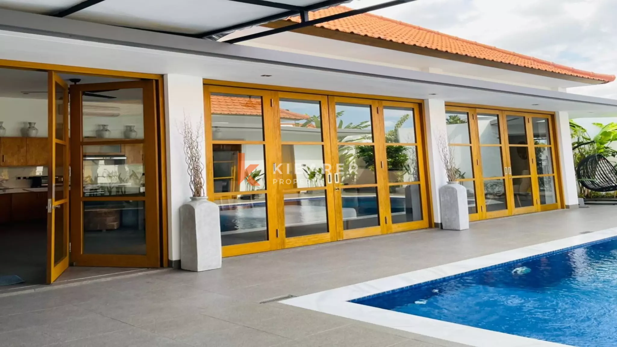 Incroyable villa ouverte de trois chambres récemment rénovée à Kerobokan