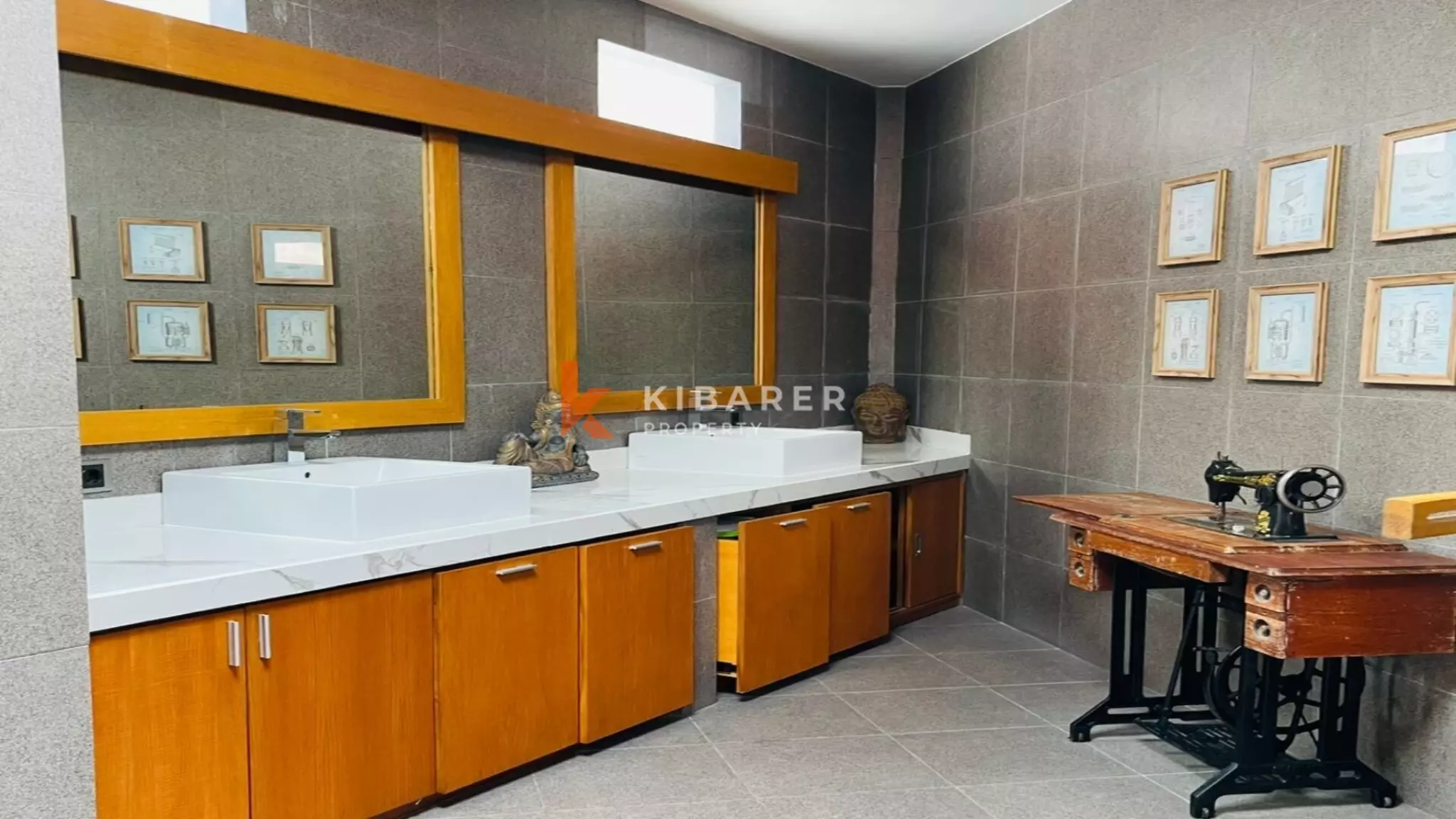 Incroyable villa ouverte de trois chambres récemment rénovée à Kerobokan