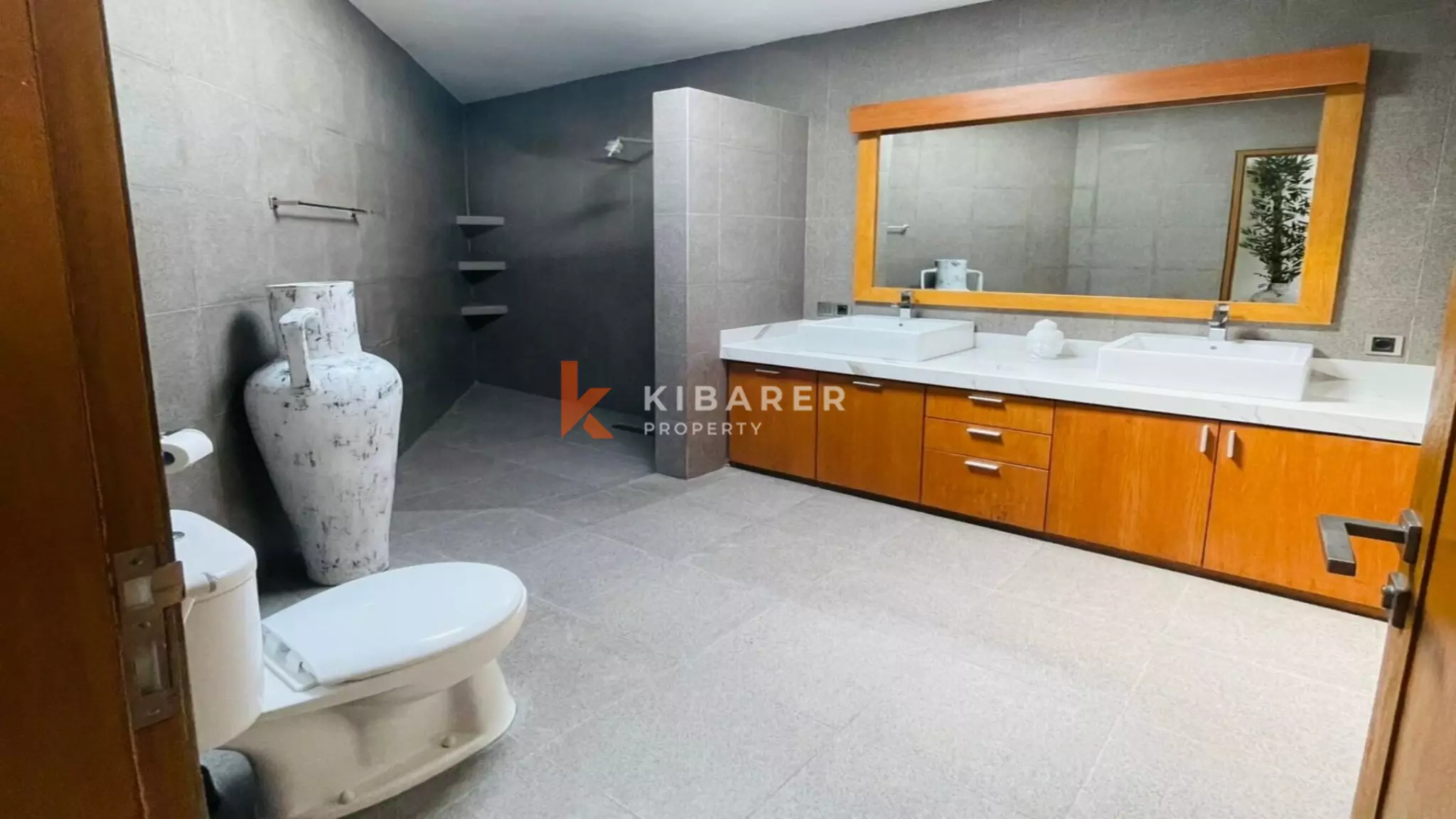 Incroyable villa ouverte de trois chambres récemment rénovée à Kerobokan