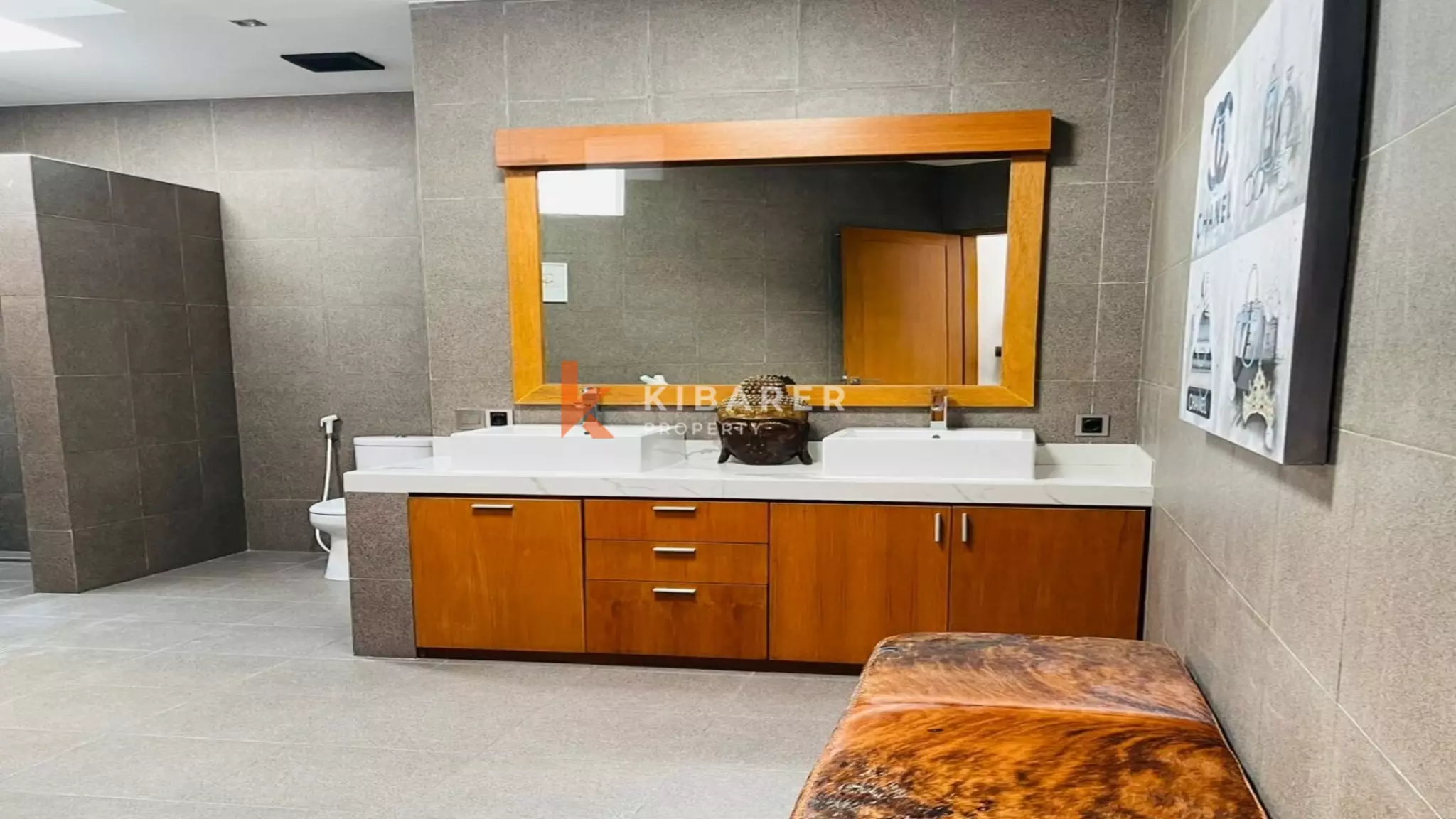 Incroyable villa ouverte de trois chambres récemment rénovée à Kerobokan