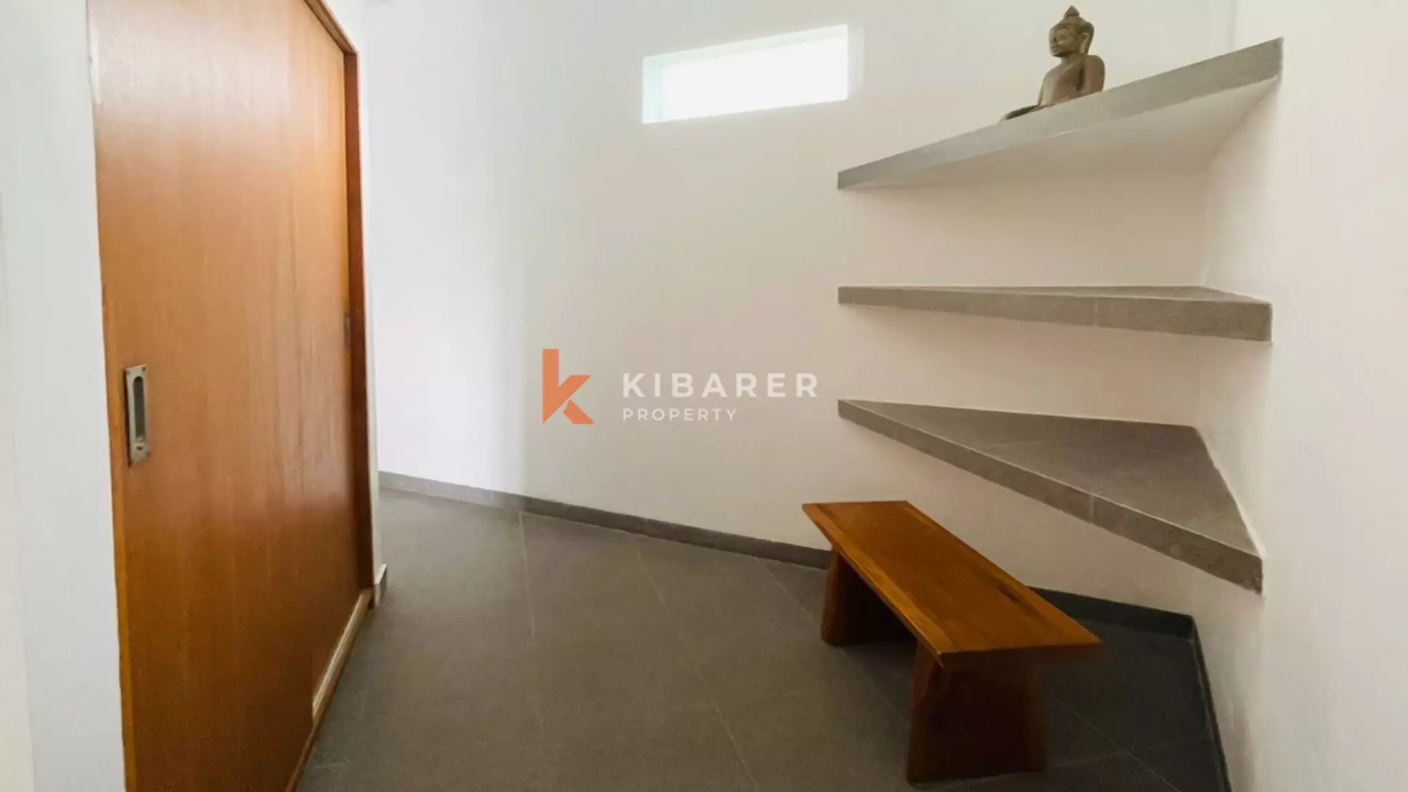 Incroyable villa ouverte de trois chambres récemment rénovée à Kerobokan