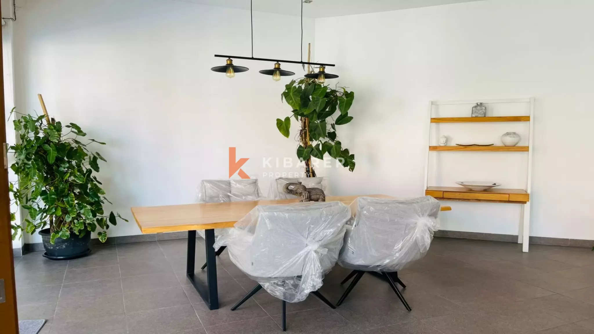 Incroyable villa ouverte de trois chambres récemment rénovée à Kerobokan