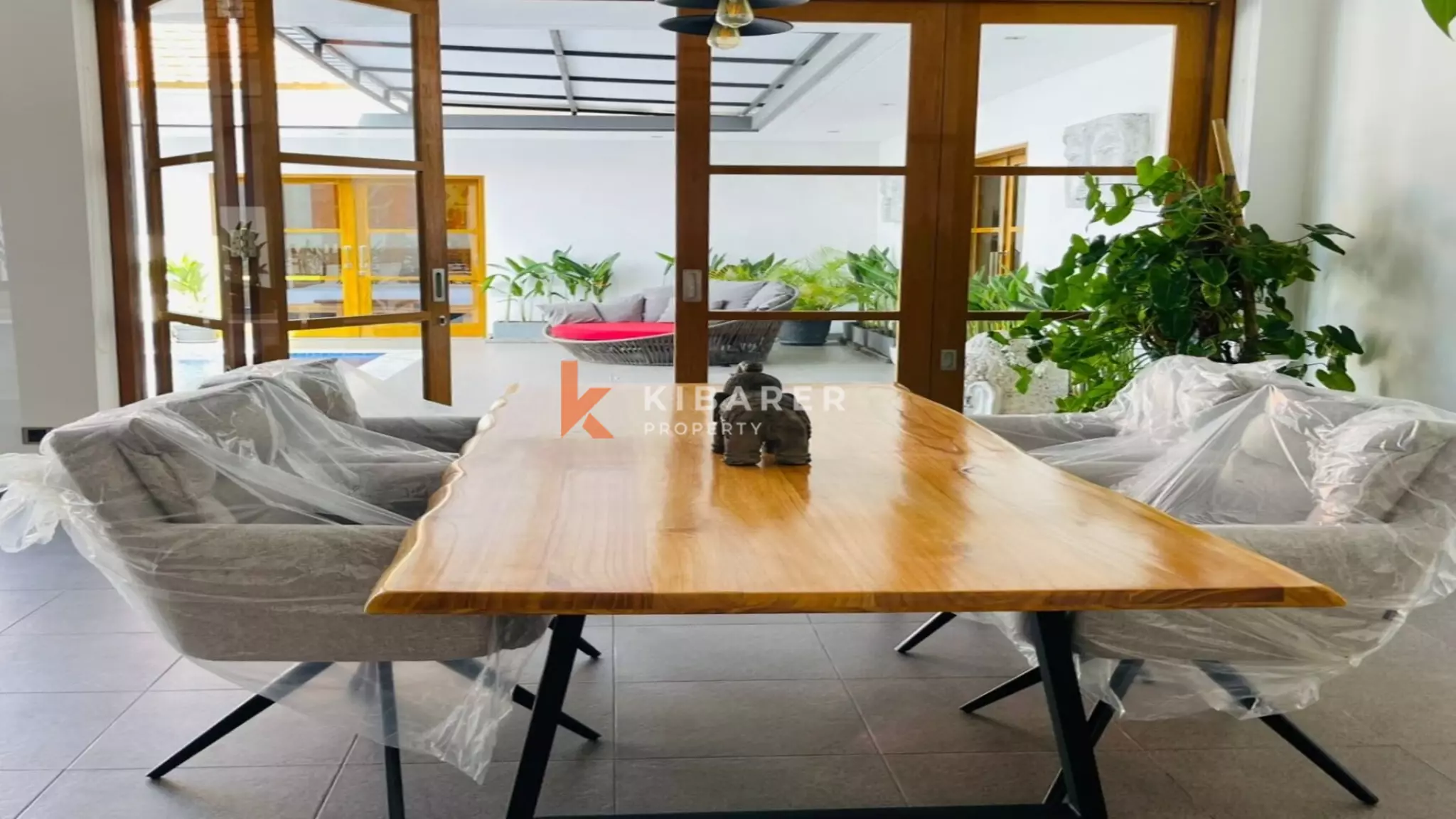 Incroyable villa ouverte de trois chambres récemment rénovée à Kerobokan