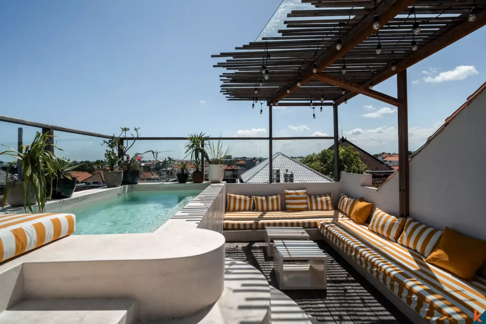 Villa unique de style industriel de trois chambres avec jacuzzi sur le toit à Canggu, en bail emphytéotique
