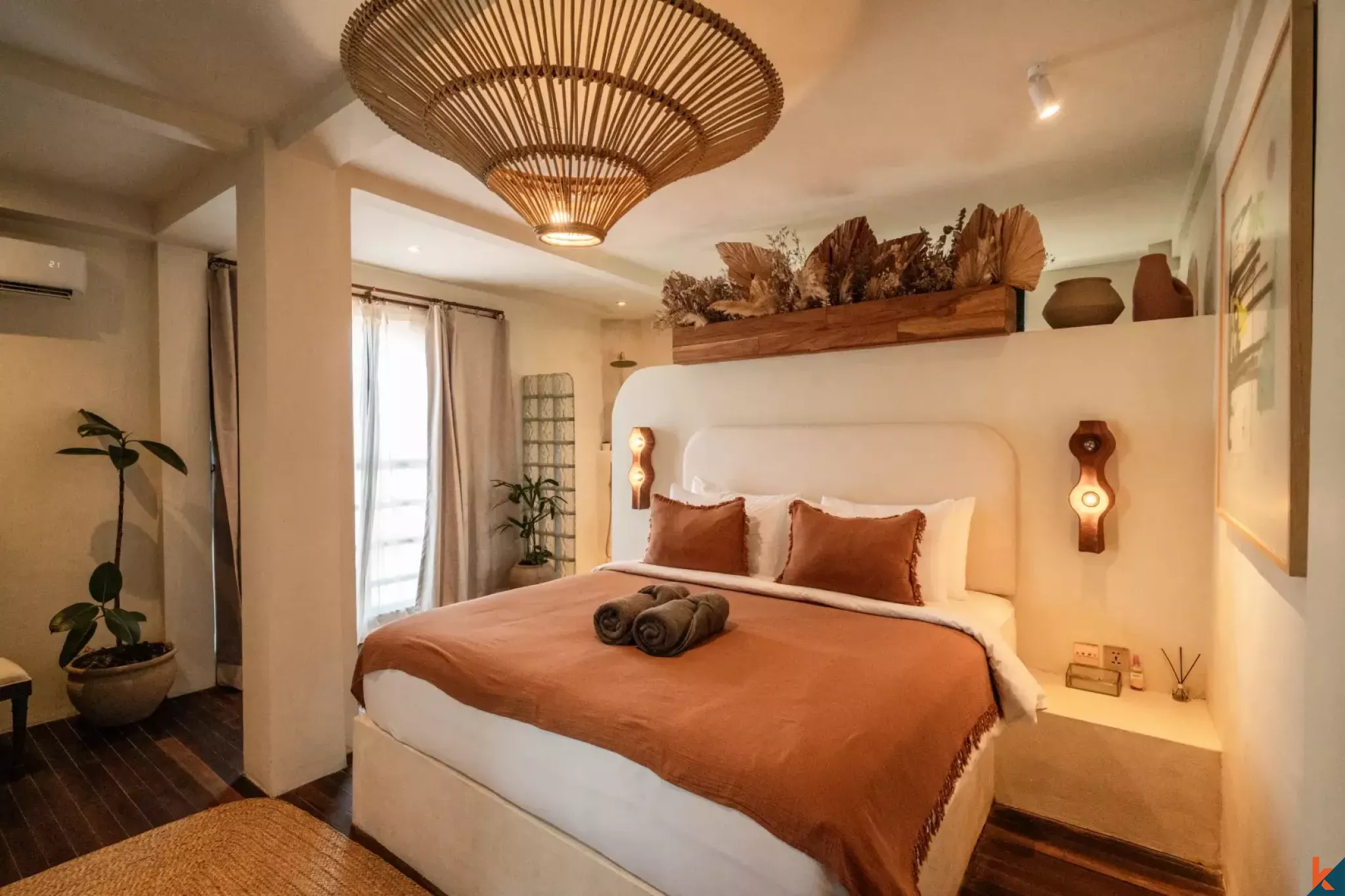 Villa unique de style industriel de trois chambres avec jacuzzi sur le toit à Canggu, en bail emphytéotique