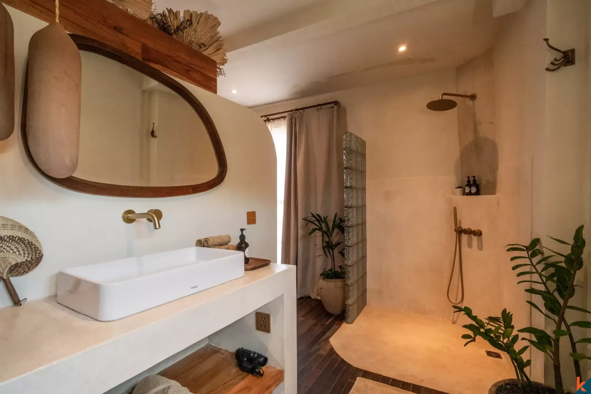 Villa unique de style industriel de trois chambres avec jacuzzi sur le toit à Canggu, en bail emphytéotique