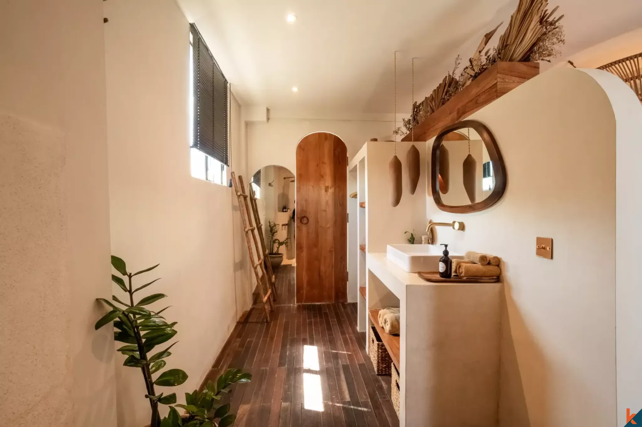 Villa unique de style industriel de trois chambres avec jacuzzi sur le toit à Canggu, en bail emphytéotique