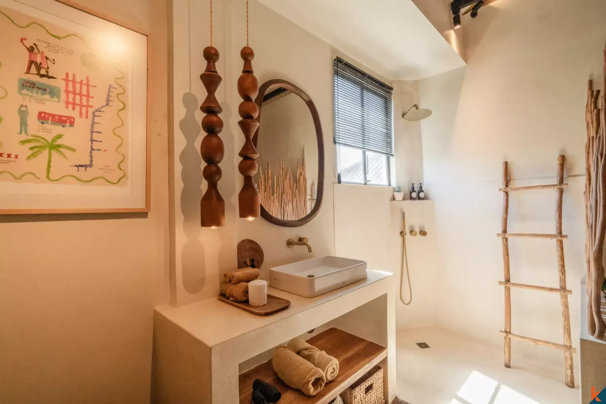Villa unique de style industriel de trois chambres avec jacuzzi sur le toit à Canggu, en bail emphytéotique