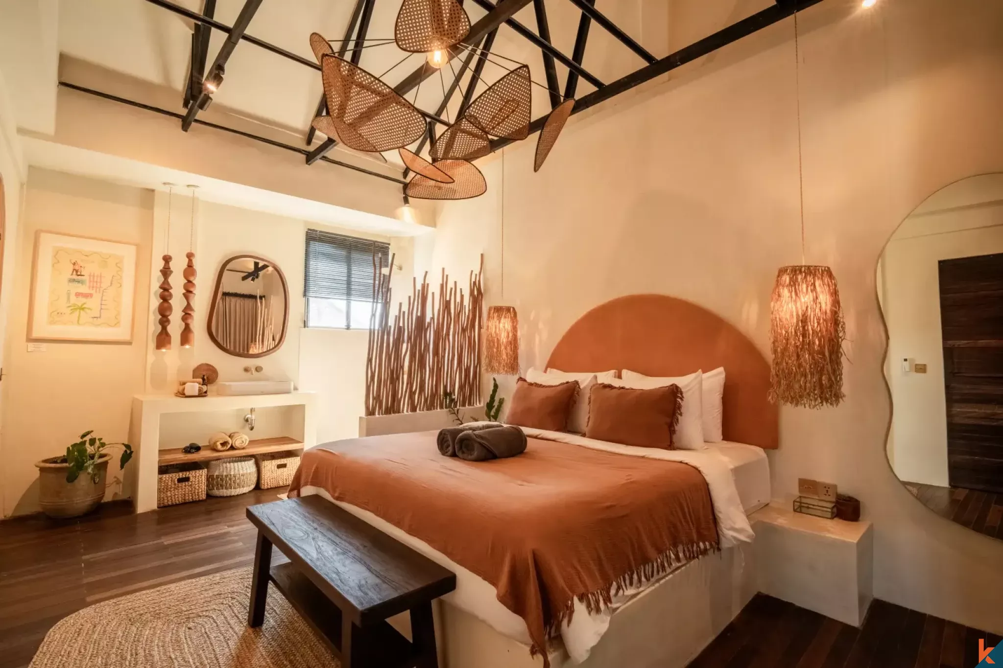 Villa unique de style industriel de trois chambres avec jacuzzi sur le toit à Canggu, en bail emphytéotique