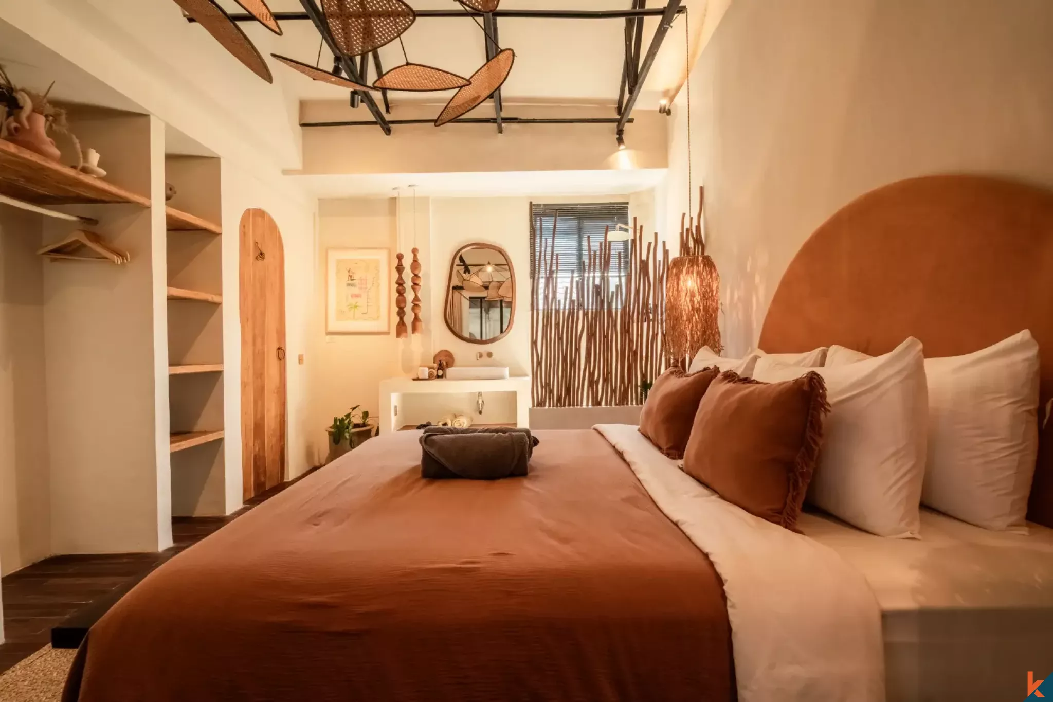 Villa unique de style industriel de trois chambres avec jacuzzi sur le toit à Canggu, en bail emphytéotique