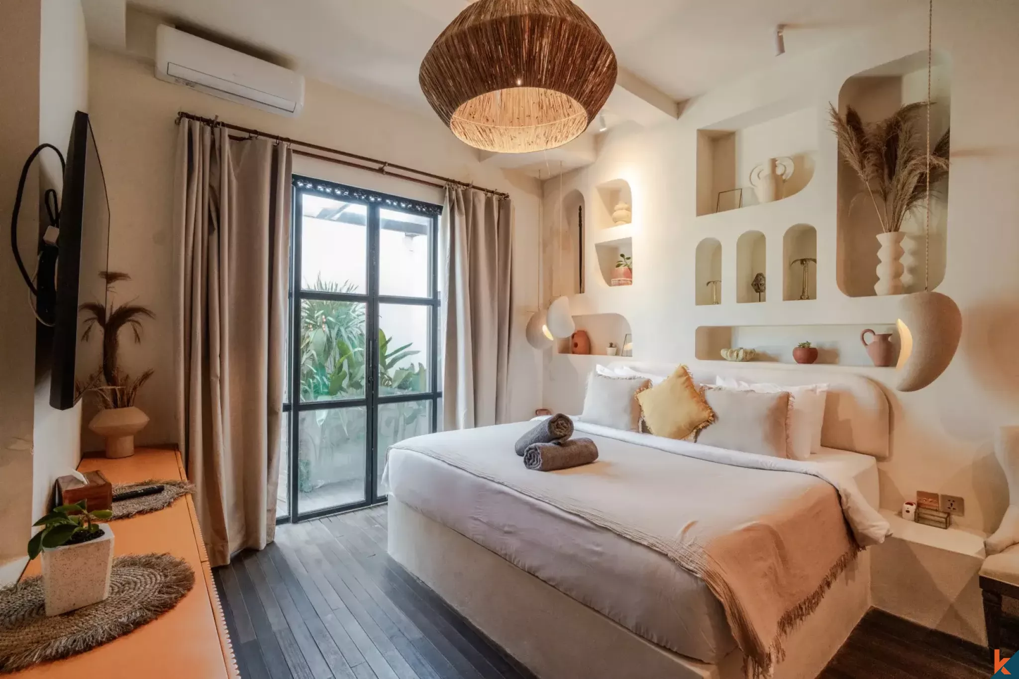 Villa unique de style industriel de trois chambres avec jacuzzi sur le toit à Canggu, en bail emphytéotique