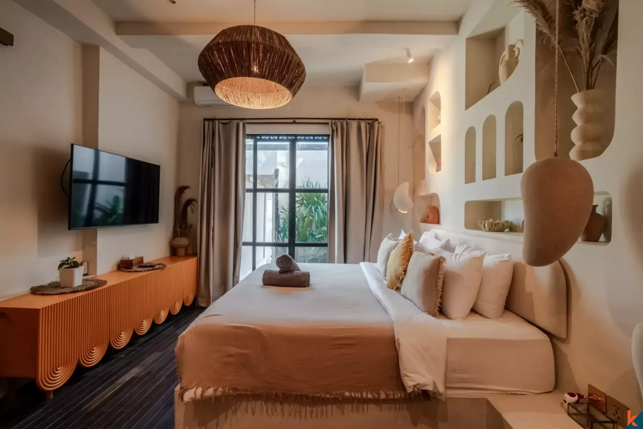 Villa unique de style industriel de trois chambres avec jacuzzi sur le toit à Canggu, en bail emphytéotique