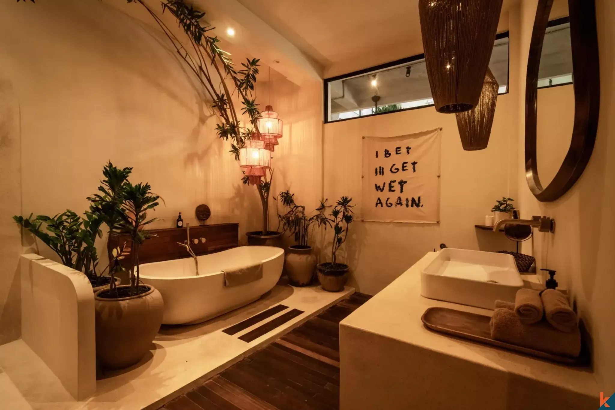 Villa unique de style industriel de trois chambres avec jacuzzi sur le toit à Canggu, en bail emphytéotique