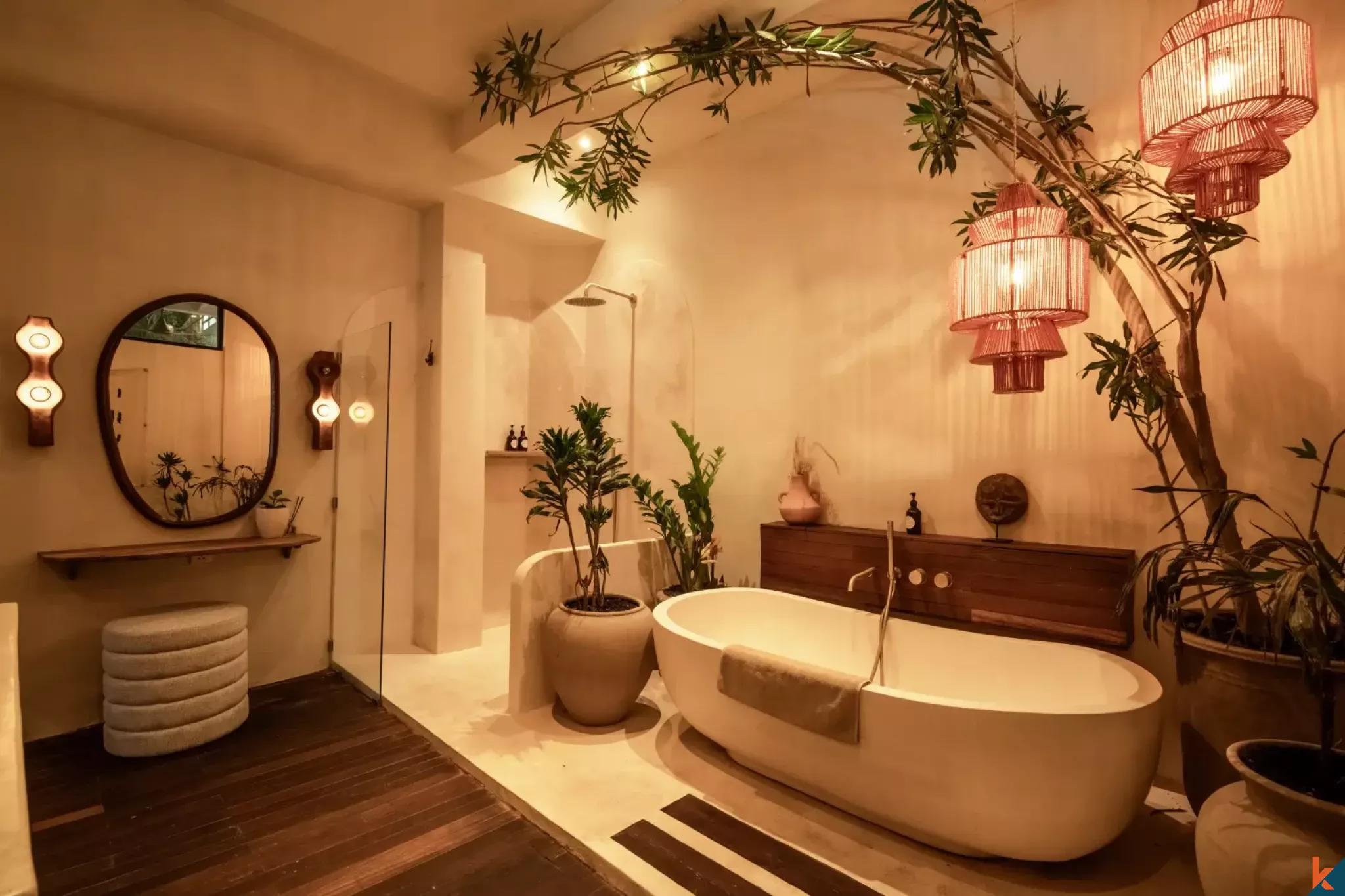 Villa unique de style industriel de trois chambres avec jacuzzi sur le toit à Canggu, en bail emphytéotique