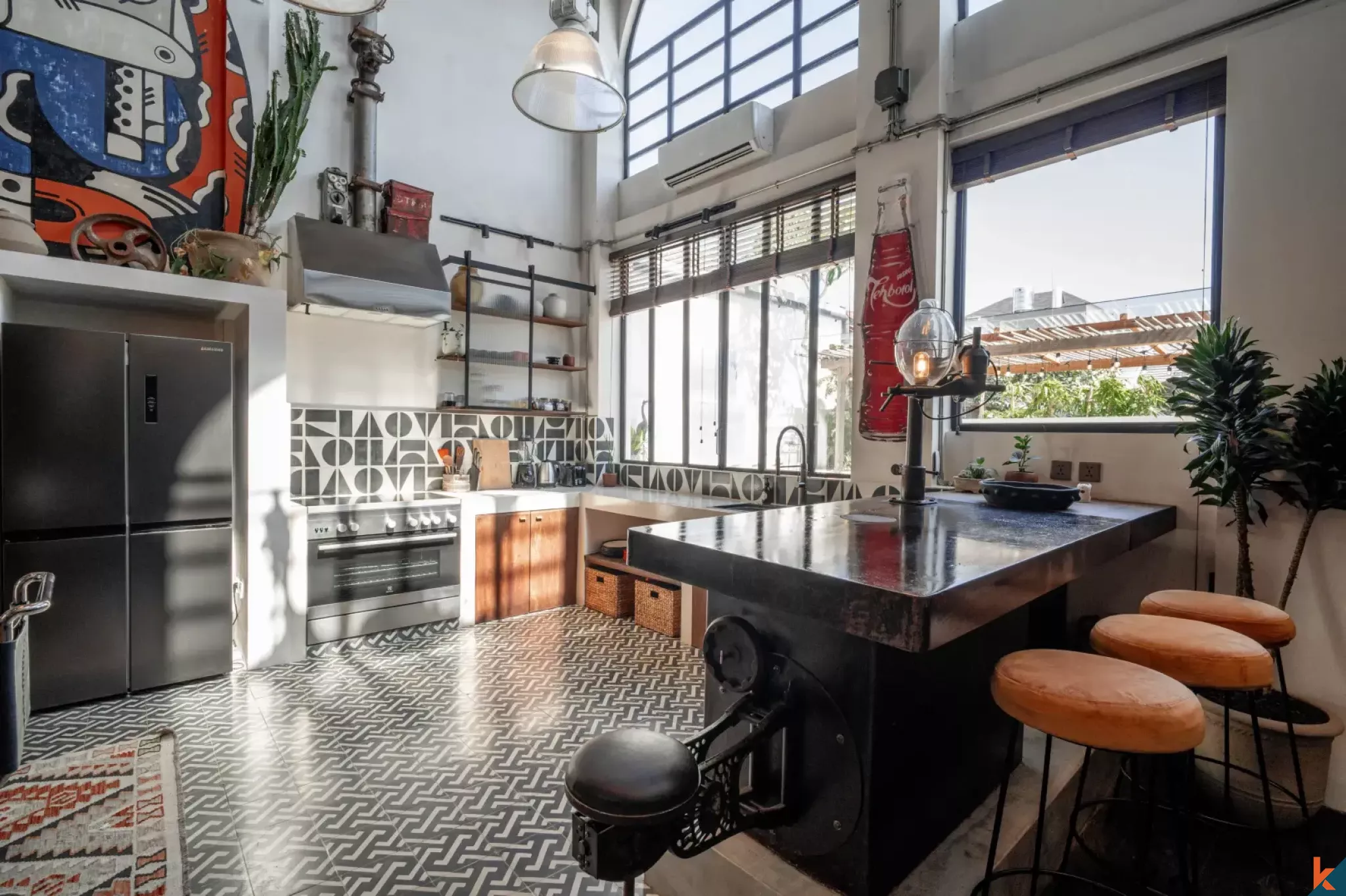 Villa unique de style industriel de trois chambres avec jacuzzi sur le toit à Canggu, en bail emphytéotique