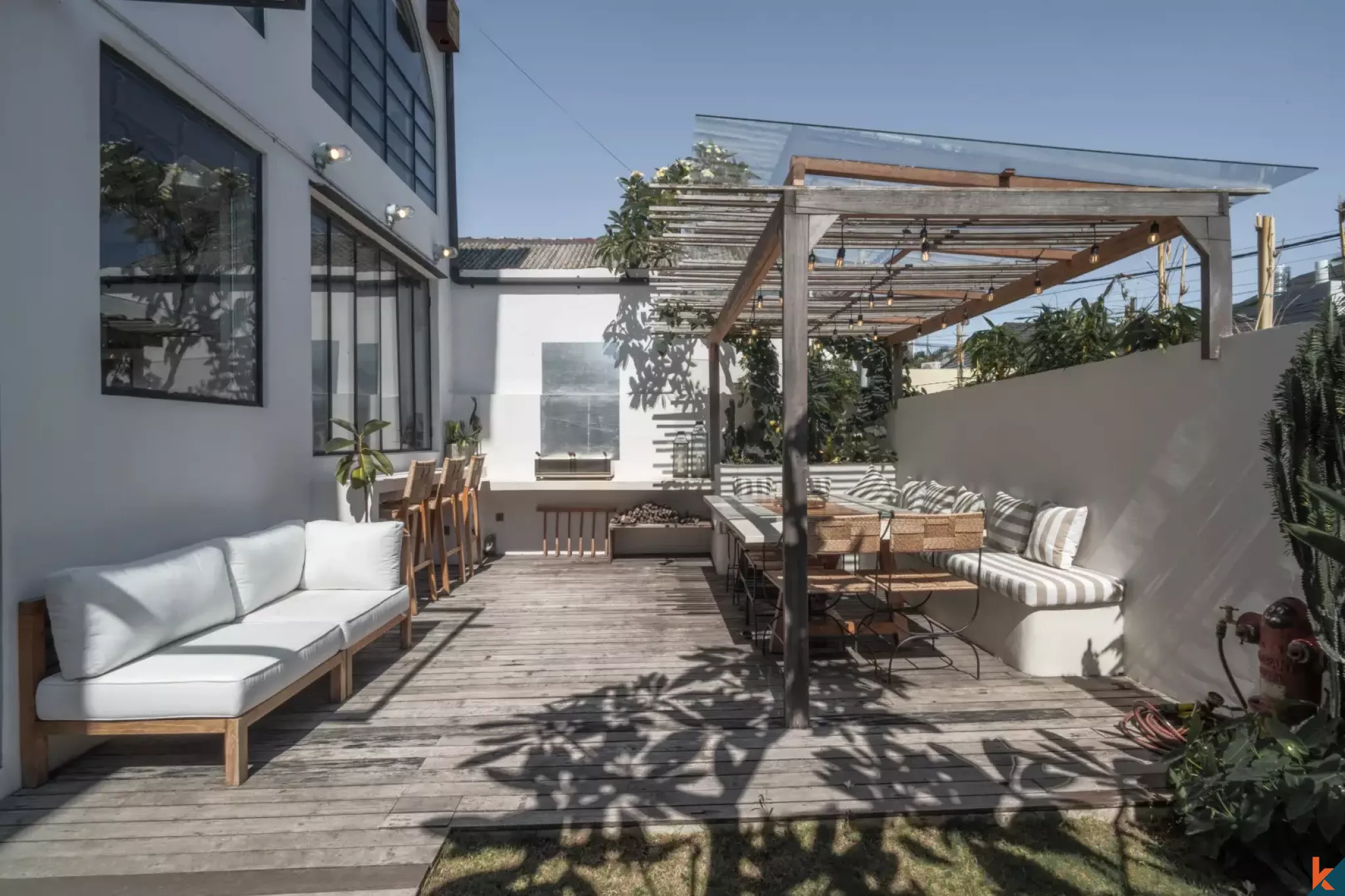 Villa unique de style industriel de trois chambres avec jacuzzi sur le toit à Canggu, en bail emphytéotique