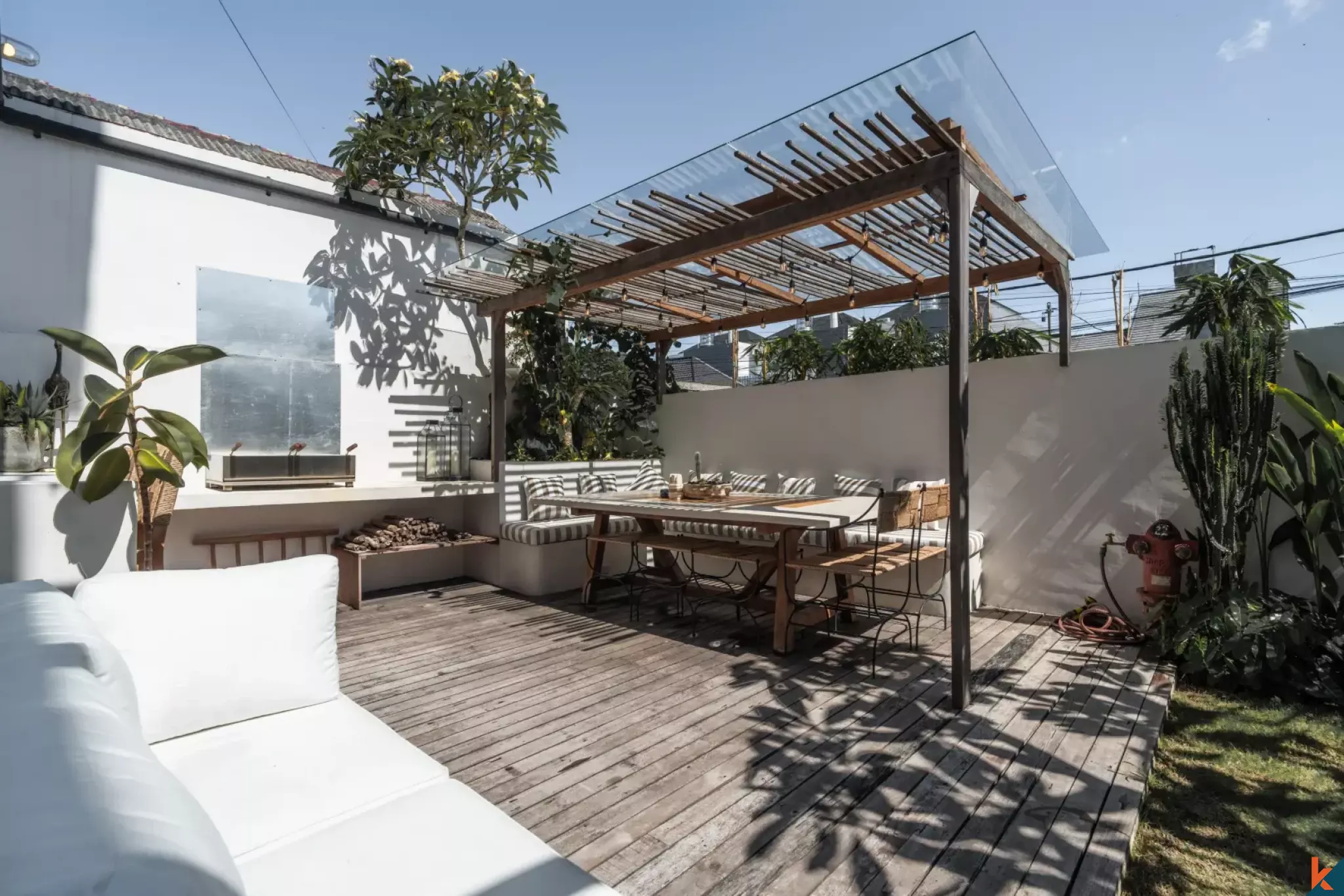 Villa unique de style industriel de trois chambres avec jacuzzi sur le toit à Canggu, en bail emphytéotique