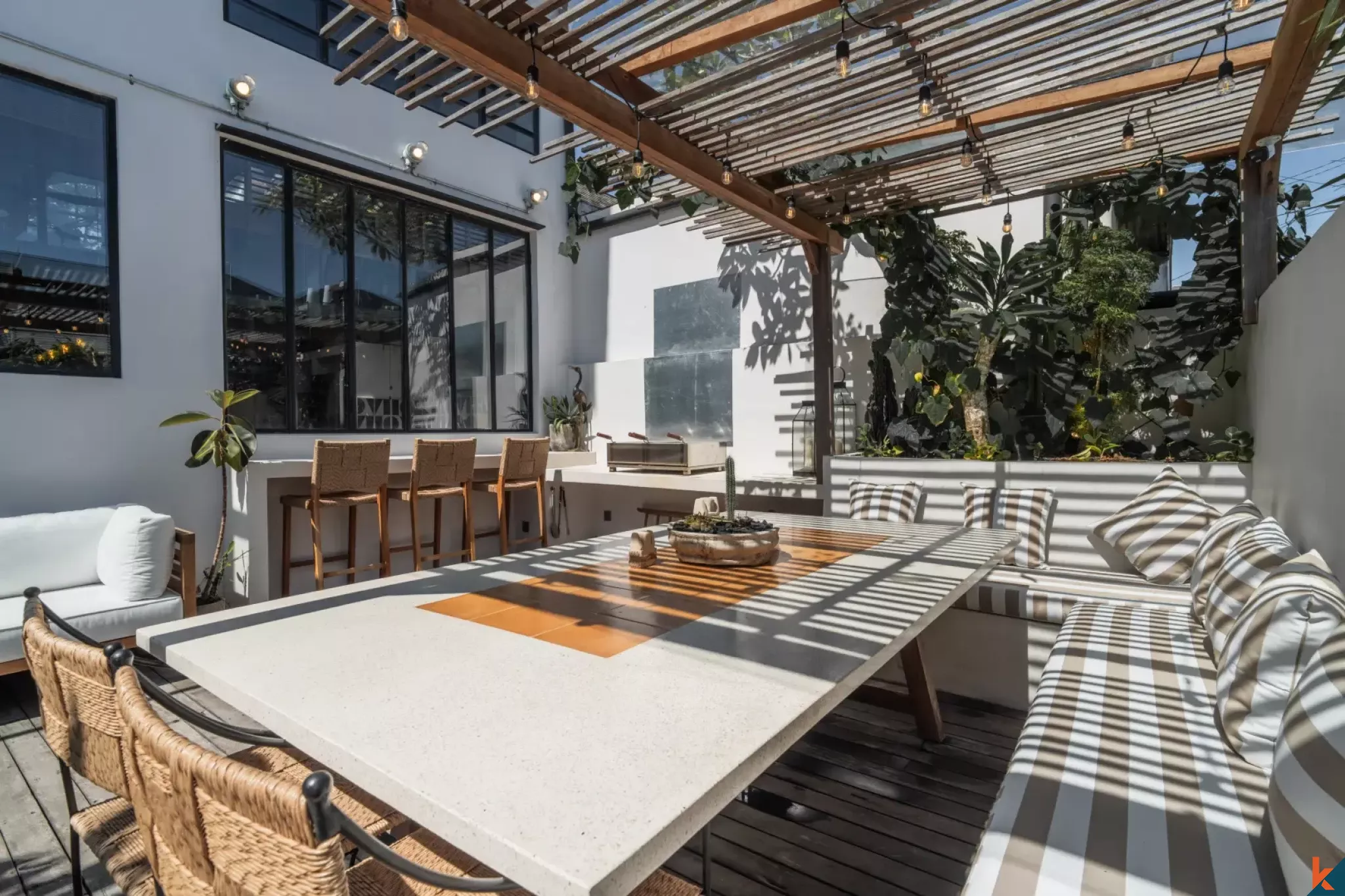 Villa unique de style industriel de trois chambres avec jacuzzi sur le toit à Canggu, en bail emphytéotique