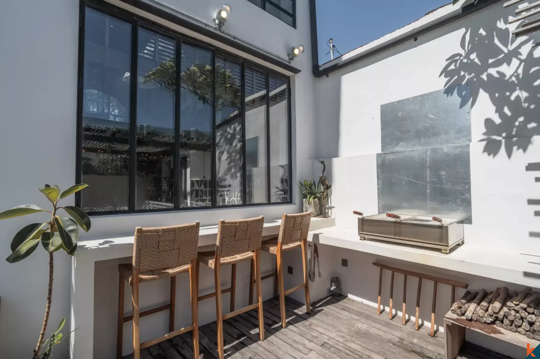 Villa unique de style industriel de trois chambres avec jacuzzi sur le toit à Canggu, en bail emphytéotique