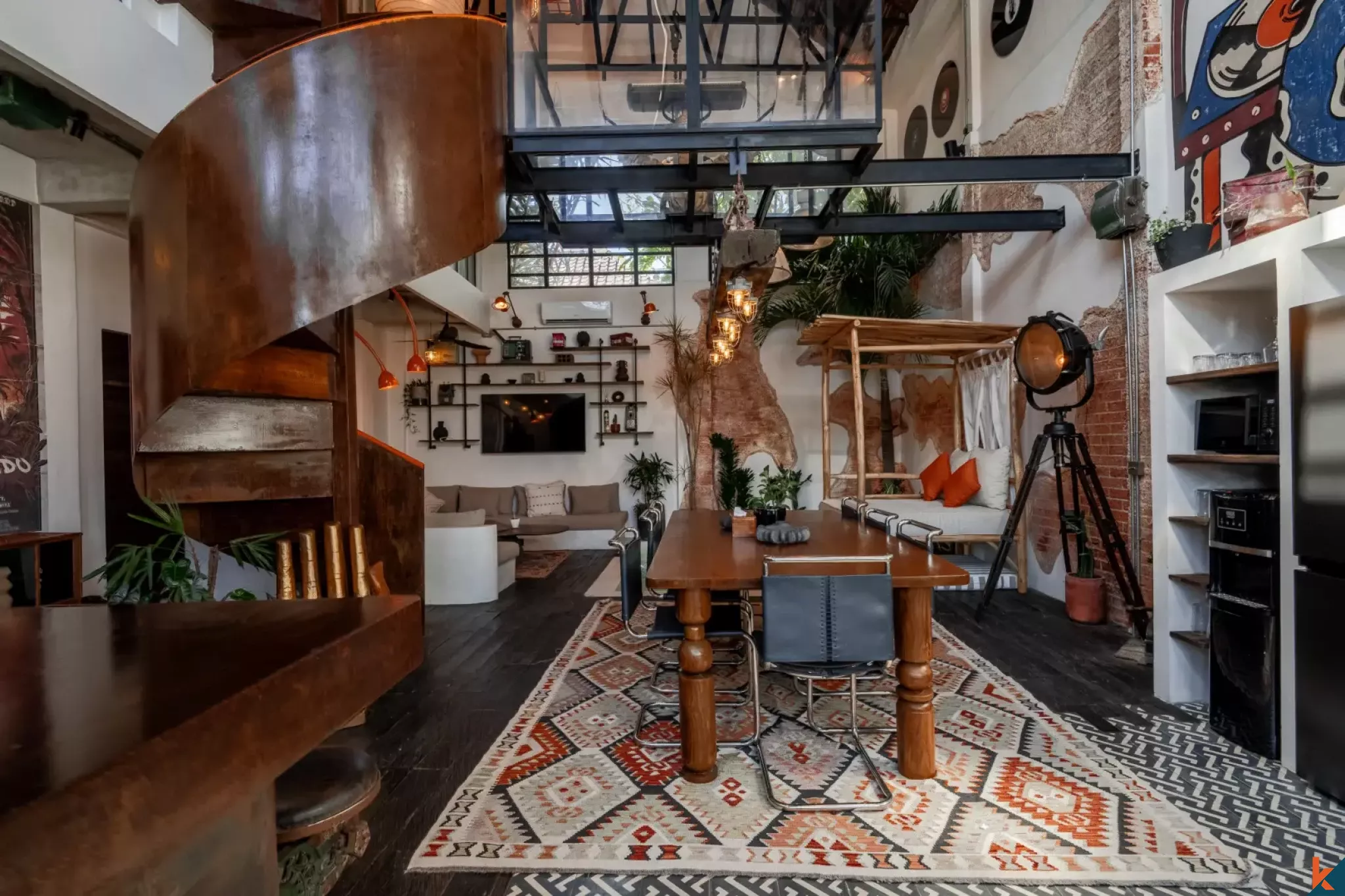 Villa unique de style industriel de trois chambres avec jacuzzi sur le toit à Canggu, en bail emphytéotique