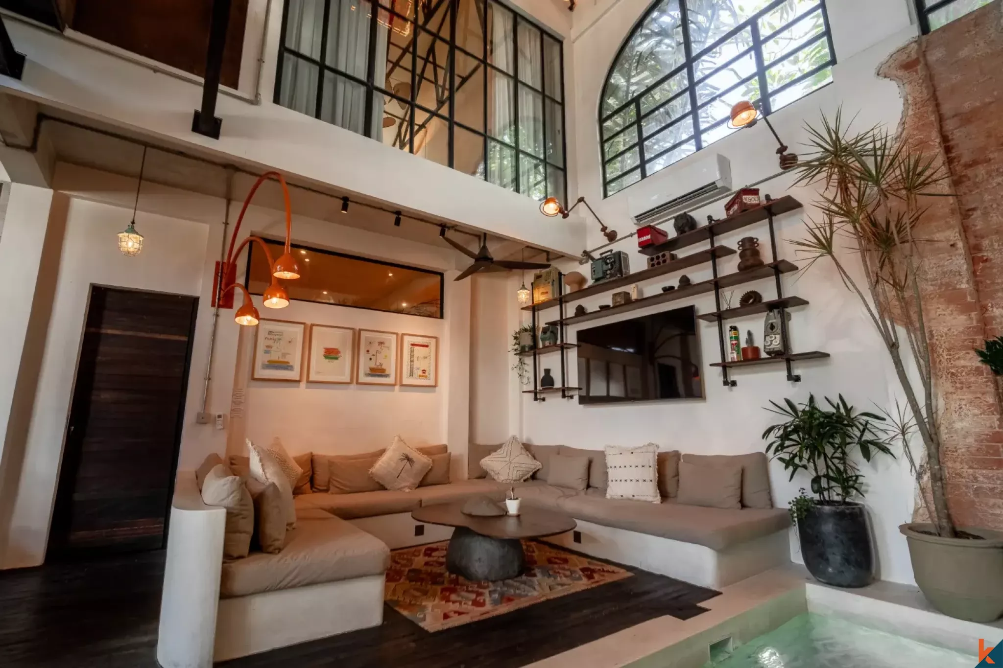 Villa unique de style industriel de trois chambres avec jacuzzi sur le toit à Canggu, en bail emphytéotique
