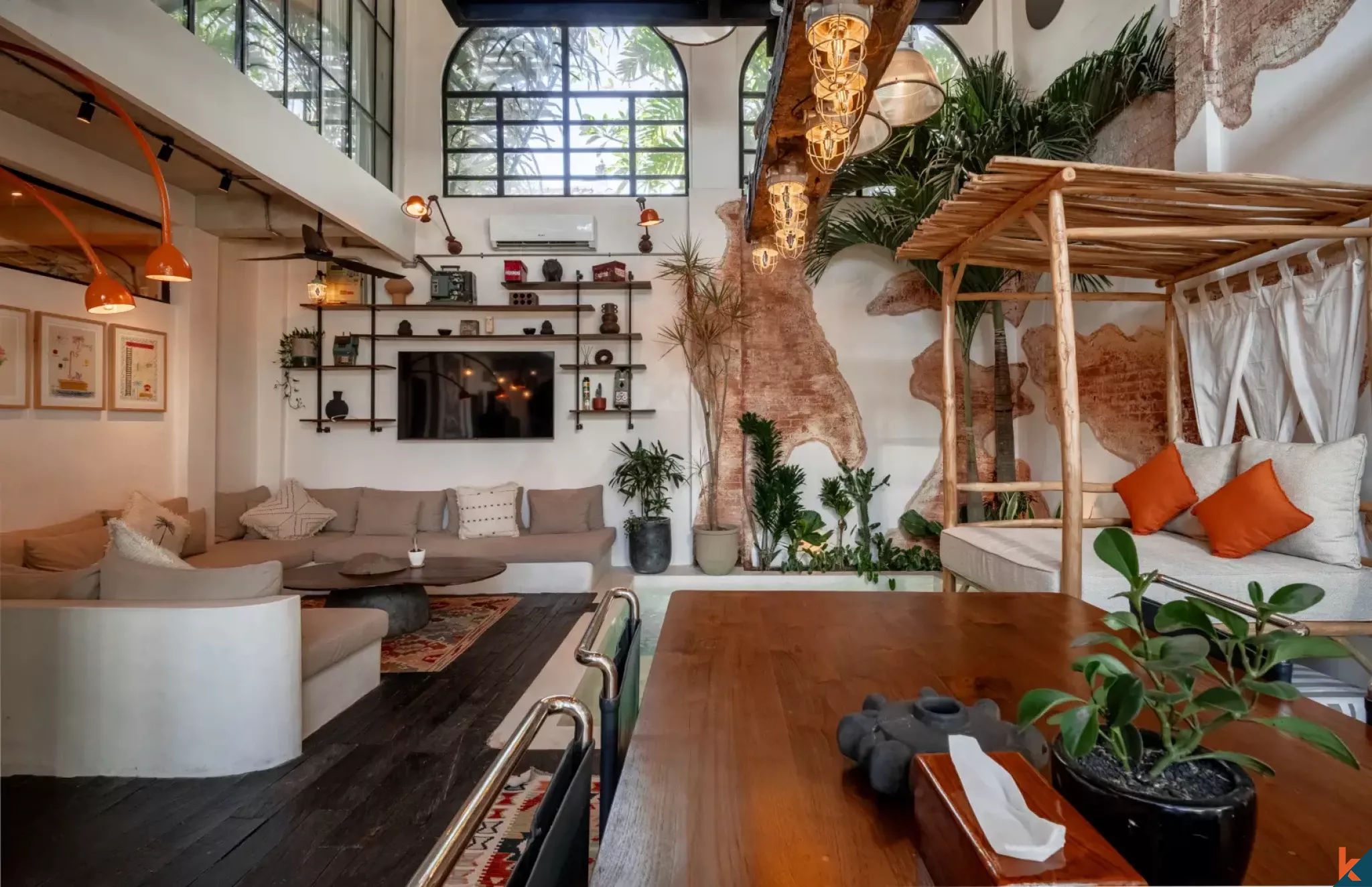 Villa unique de style industriel de trois chambres avec jacuzzi sur le toit à Canggu, en bail emphytéotique