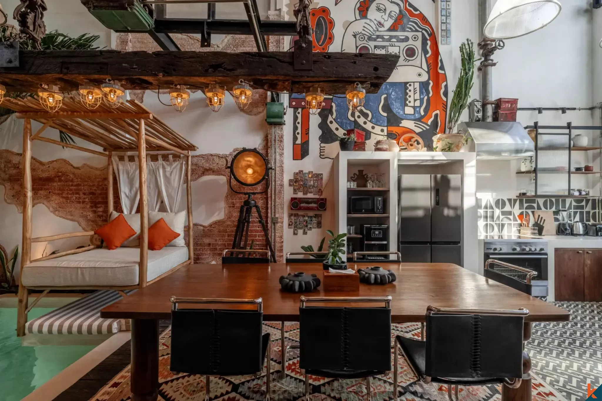 Villa unique de style industriel de trois chambres avec jacuzzi sur le toit à Canggu, en bail emphytéotique