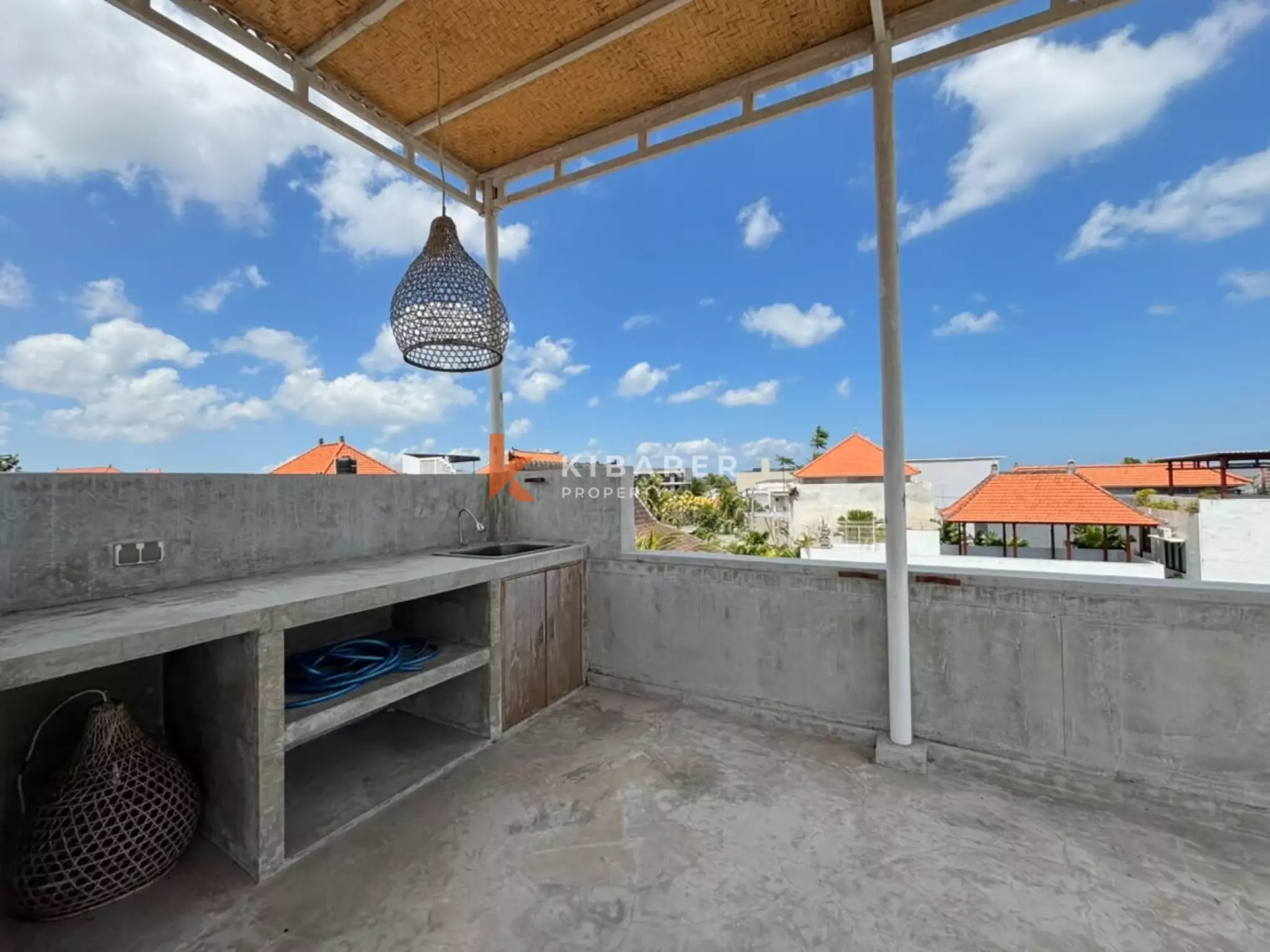 Vila 2 Kamar Tidur Tanpa Perabotan dengan Ruang Keluarga Terbuka & Rooftop di Pererenan