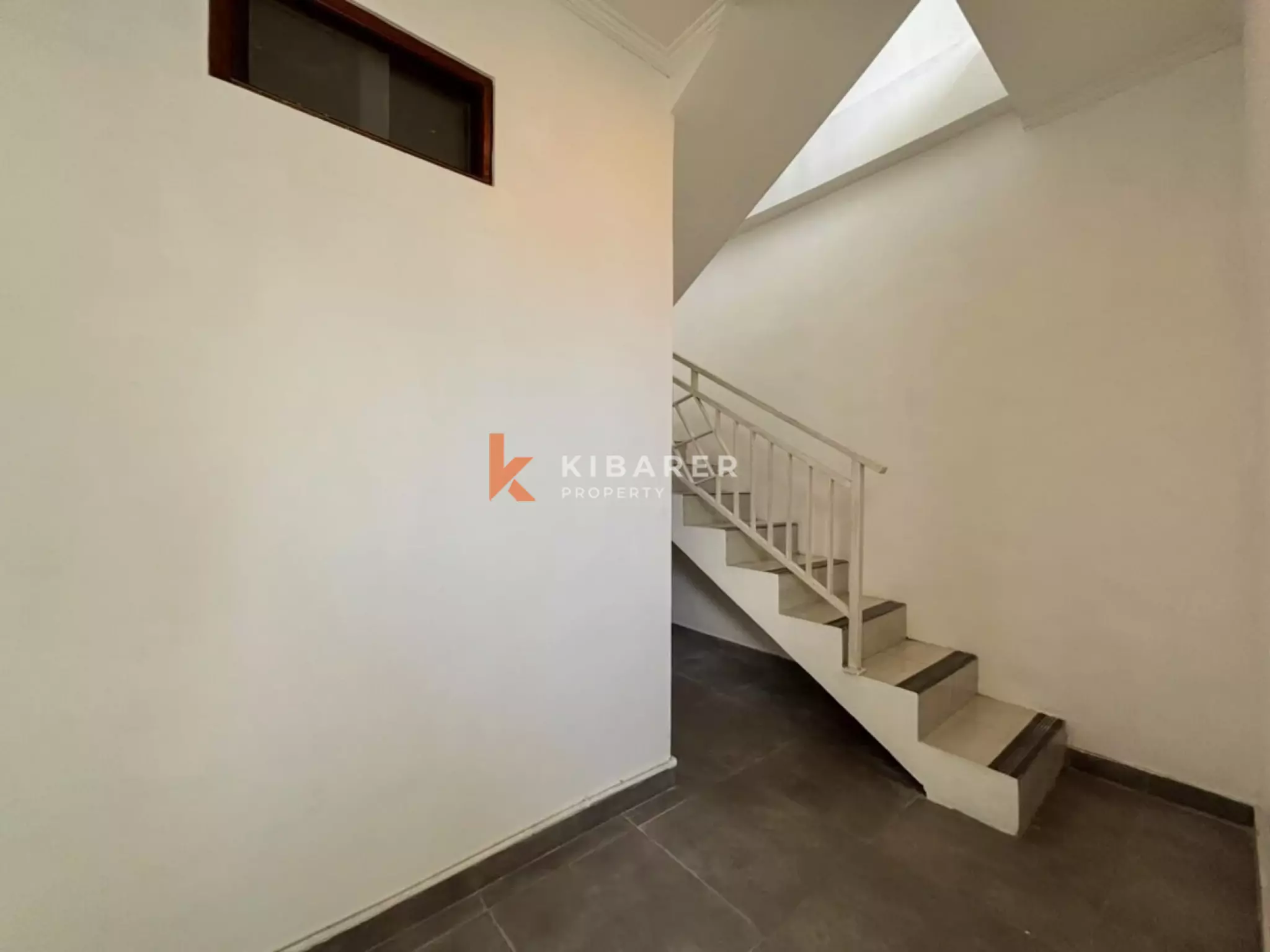 Vila 2 Kamar Tidur Tanpa Perabotan dengan Ruang Keluarga Terbuka & Rooftop di Pererenan