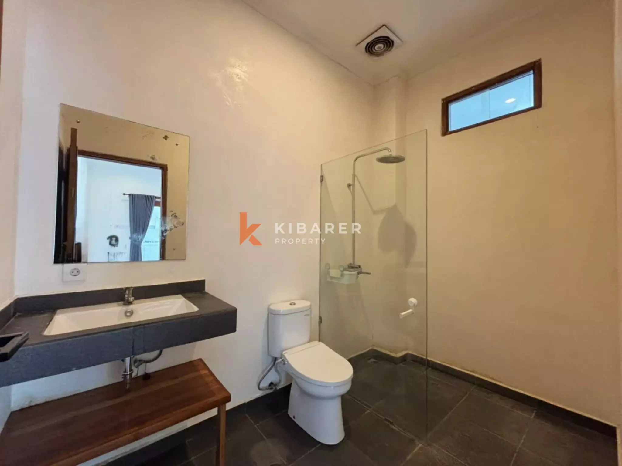 Vila 2 Kamar Tidur Tanpa Perabotan dengan Ruang Keluarga Terbuka & Rooftop di Pererenan