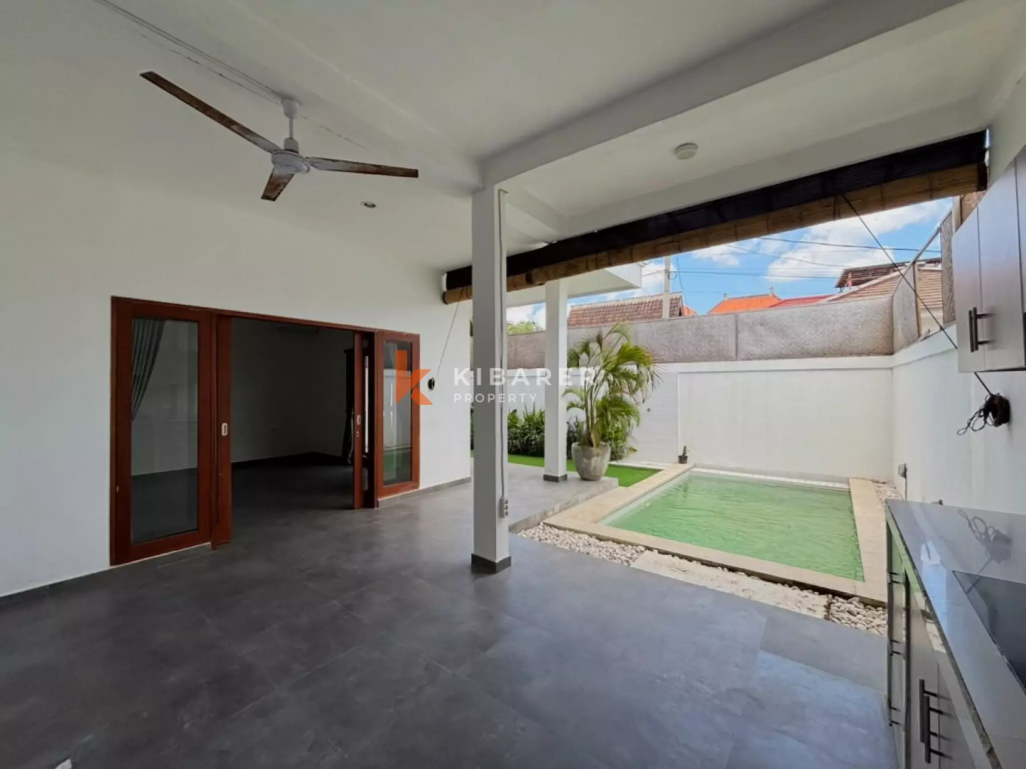 Vila 2 Kamar Tidur Tanpa Perabotan dengan Ruang Keluarga Terbuka & Rooftop di Pererenan
