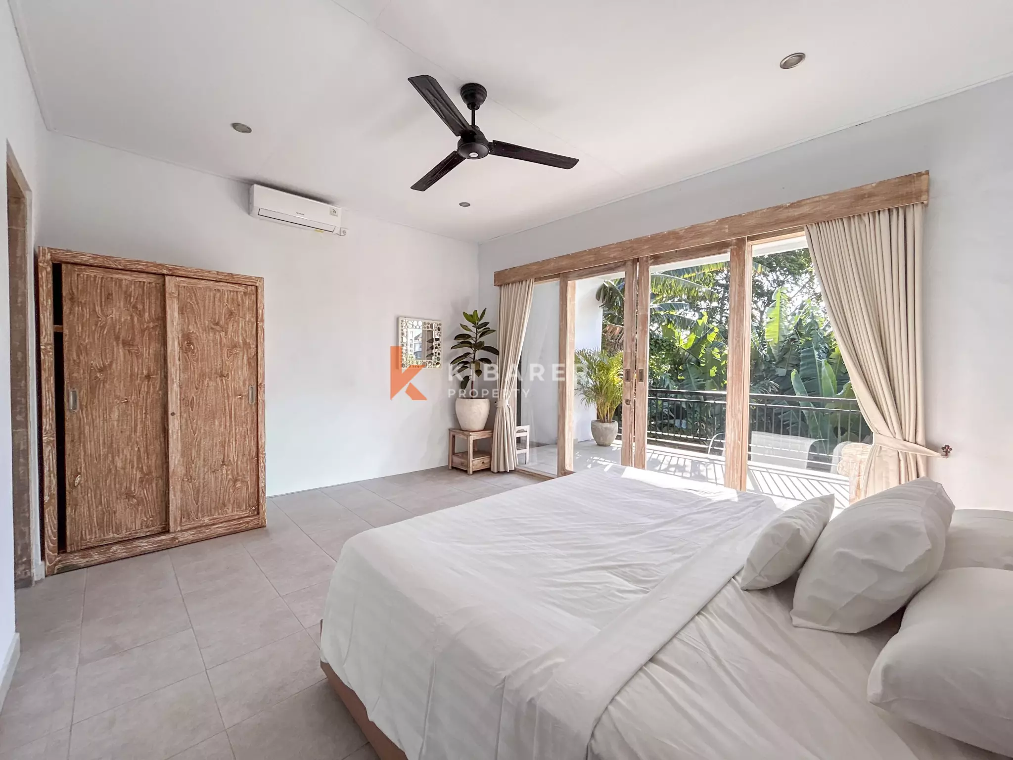 Villa Tropis Modern Dua Kamar Tidur dengan Kolam Renang Pribadi