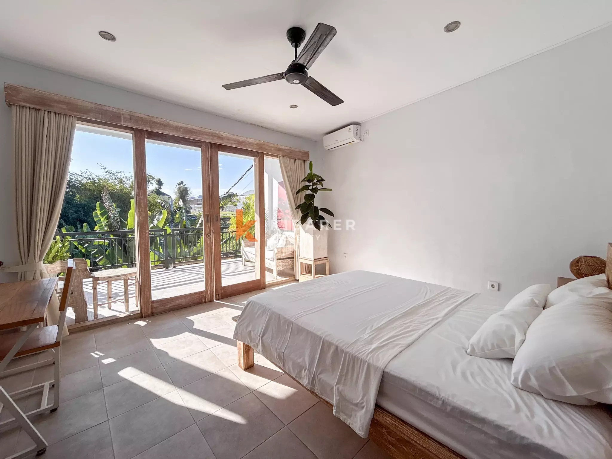 Villa Tropis Modern Dua Kamar Tidur dengan Kolam Renang Pribadi